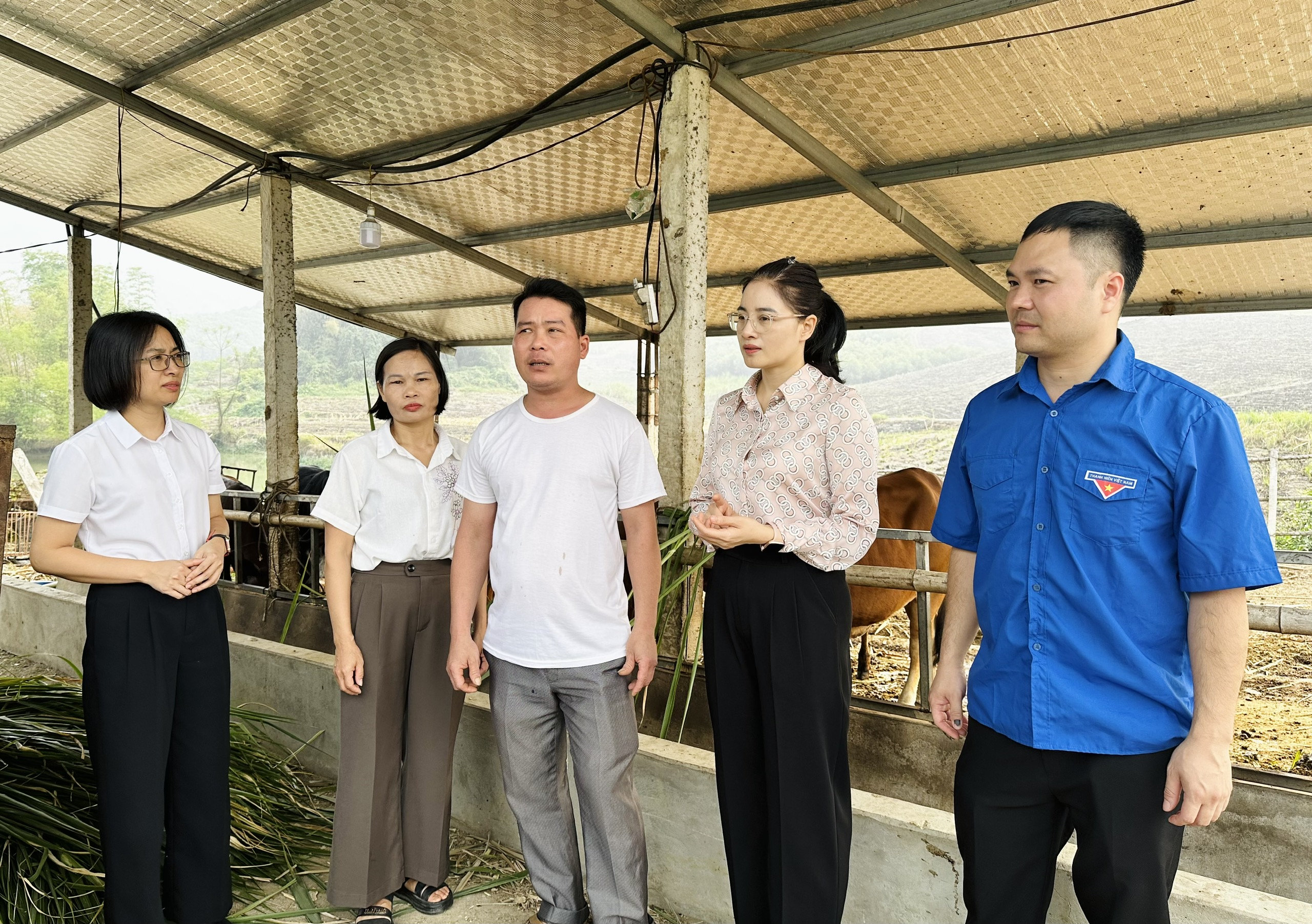 Đồng chí Bí thư Đảng ủy xã thăm các mô hình phát triển kinh tế tiêu biểu