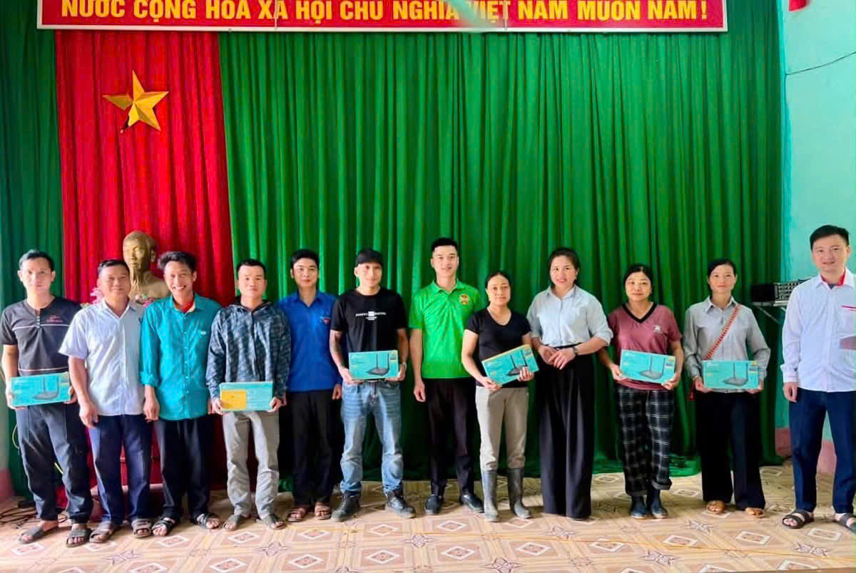 ỦY BAN MTTQ XÃ BẰNG HÀNH TRAO THIẾT BỊ INTERNET CHO CÁC HỘ GIA ĐÌNH Ở KHU VỰC ĐẶC BIỆT KHÓ KHĂN