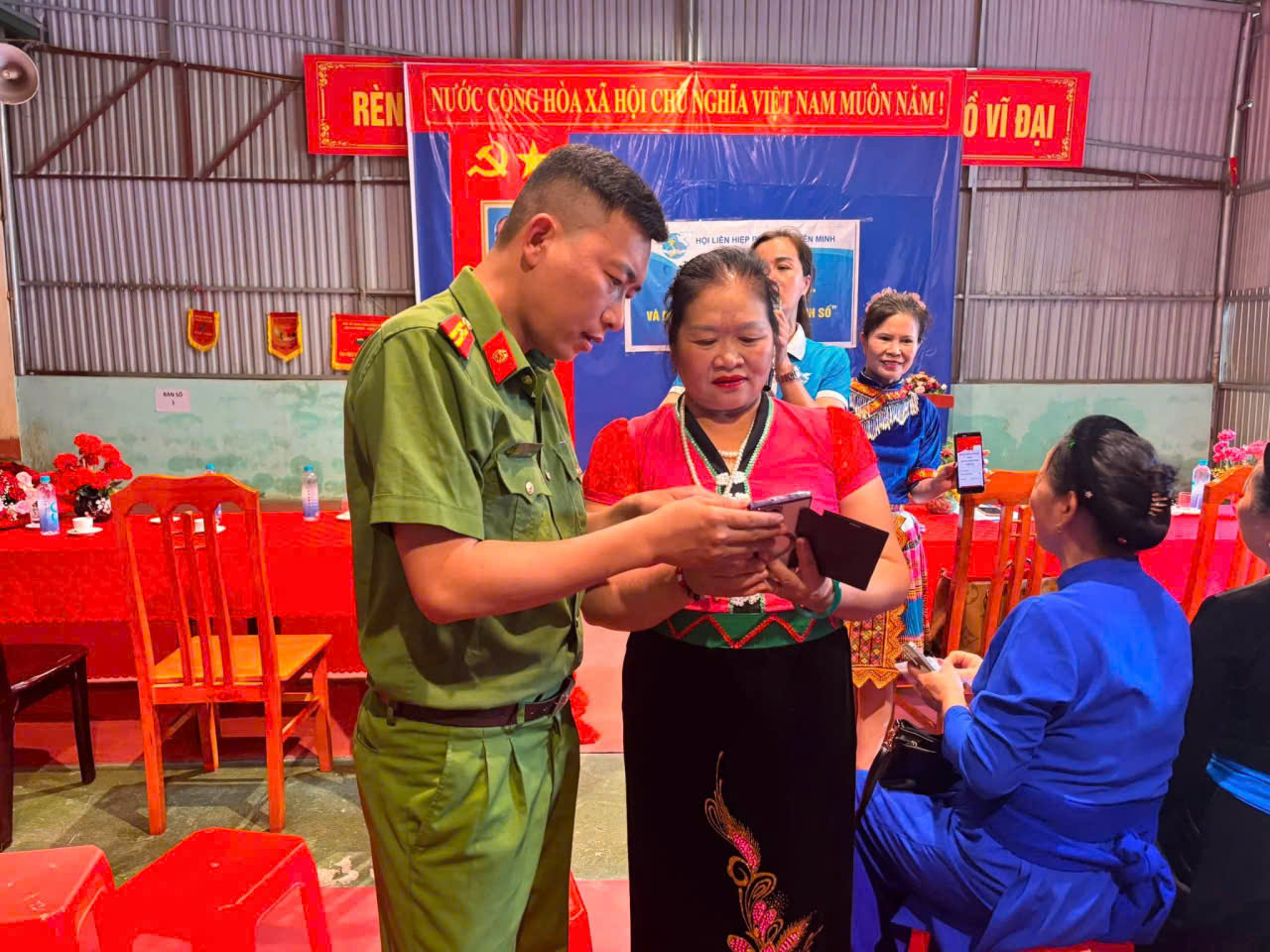 CÔNG AN XÃ YÊN MINH TUYÊN TRUYỀN, HƯỚNG DẪN SỬ DỤNG VNeID TẠI LỄ RA MẮT MÔ HÌNH “CHI HỘI PHỤ NỮ SỐ”