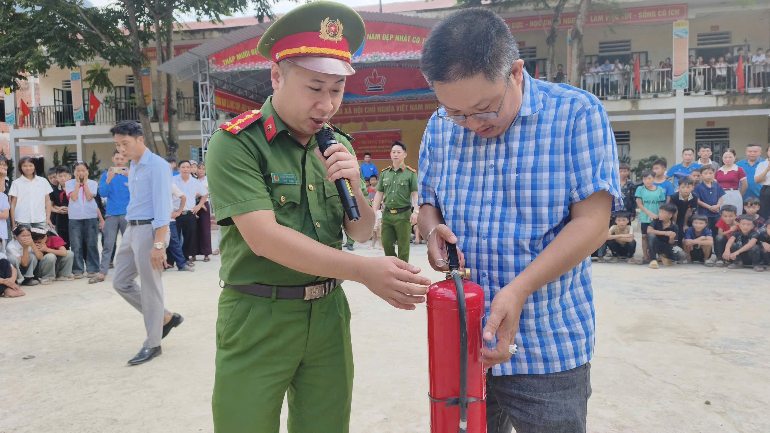 CÔNG AN XÃ NGỌC LONG TỔ CHỨC BUỔI TẬP HUẤN KỸ NĂNG PHÒNG CHÁY, CHỮA CHÁY TẠI TRƯỜNG HỌC