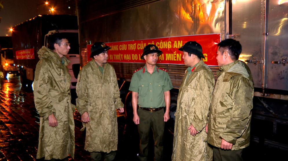 BỘ CÔNG AN ỨNG TIẾP LƯƠNG THỰC, THỰC PHẨM HỖ TRỢ NGƯỜI DÂN MƯA LŨ - HÀNH TRÌNH NHÂN ÁI NƠI TÂM LŨ LỊCH SỬ