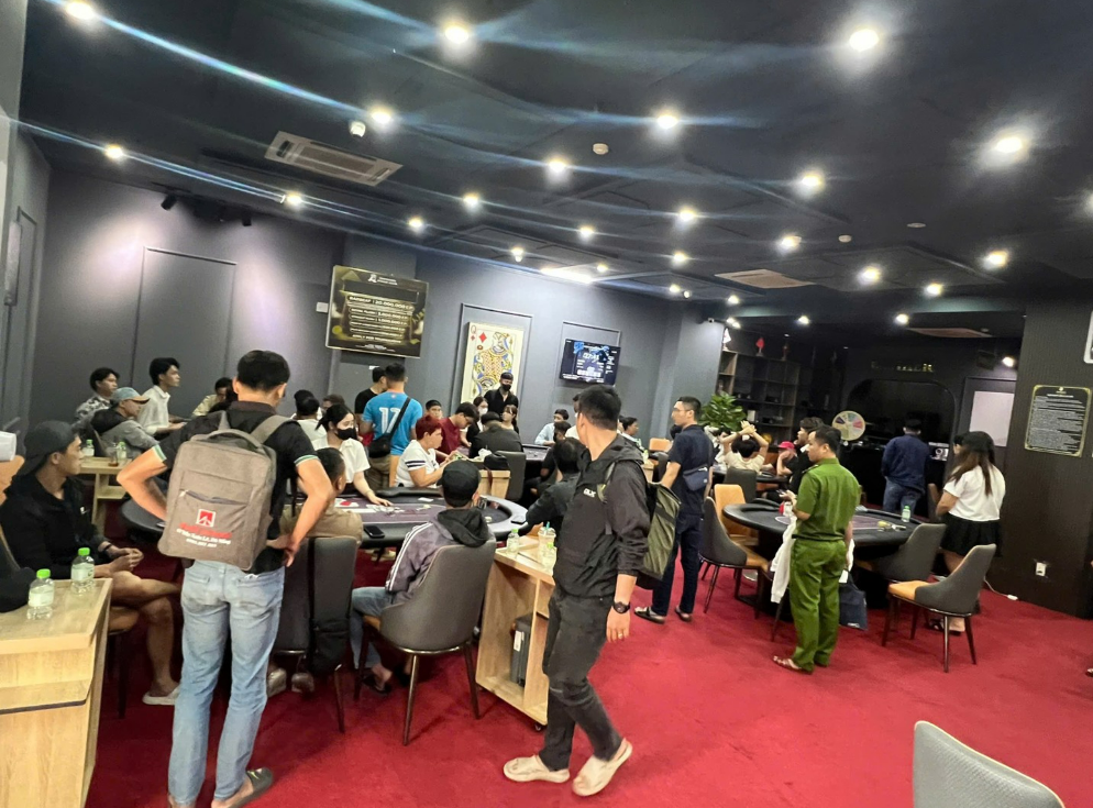 KHỞI TỐ, BẮT TẠM GIAM ĐỐI TƯỢNG CÓ NHIỀU TIỀN ÁN THUÊ KHÁCH SẠN ĐỂ TỔ CHỨC ĐÁNH POKER TRÁI PHÉP