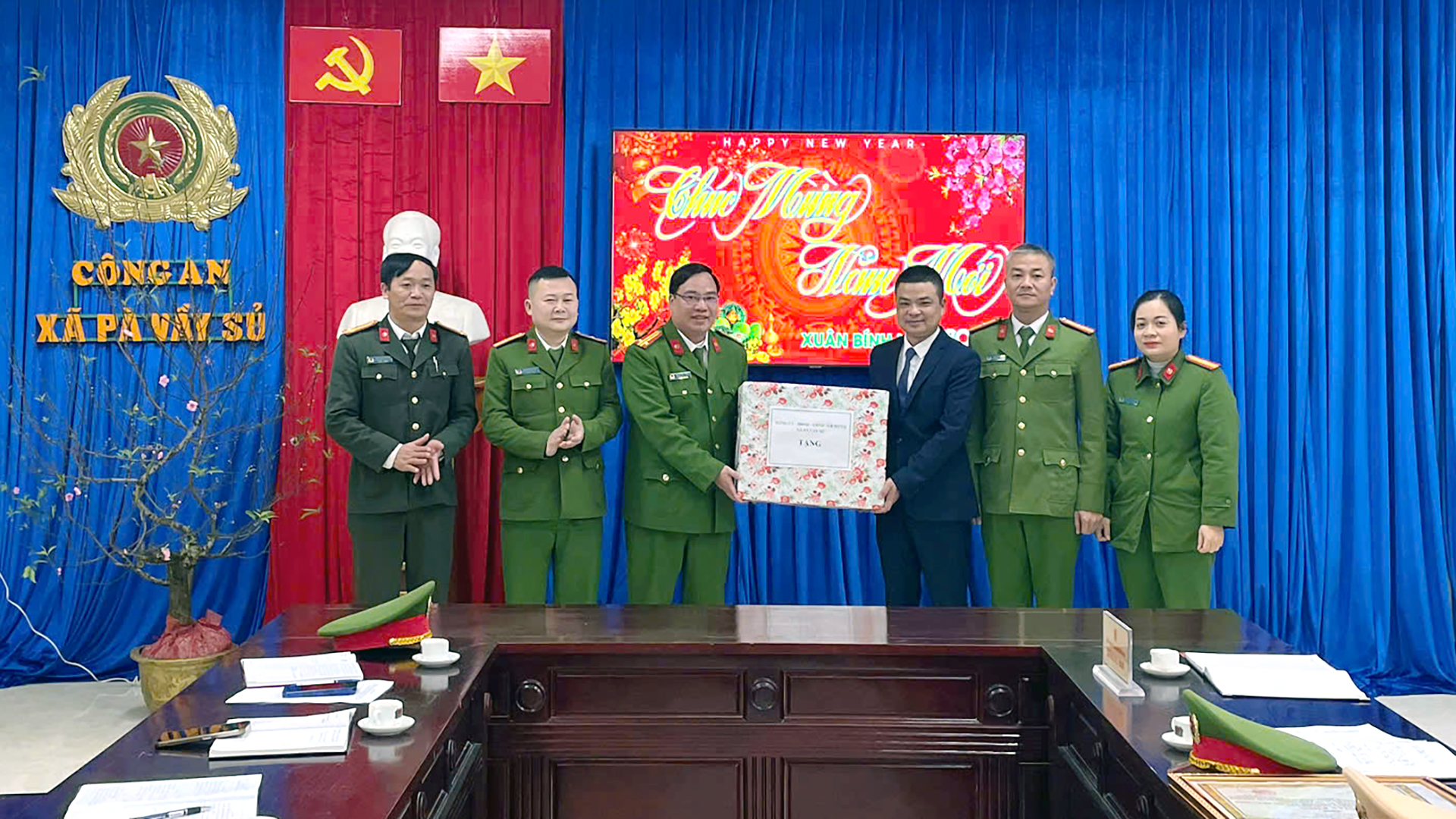 C&ocirc;ng an x&atilde; khen thưởng đột xuất (3).jpg