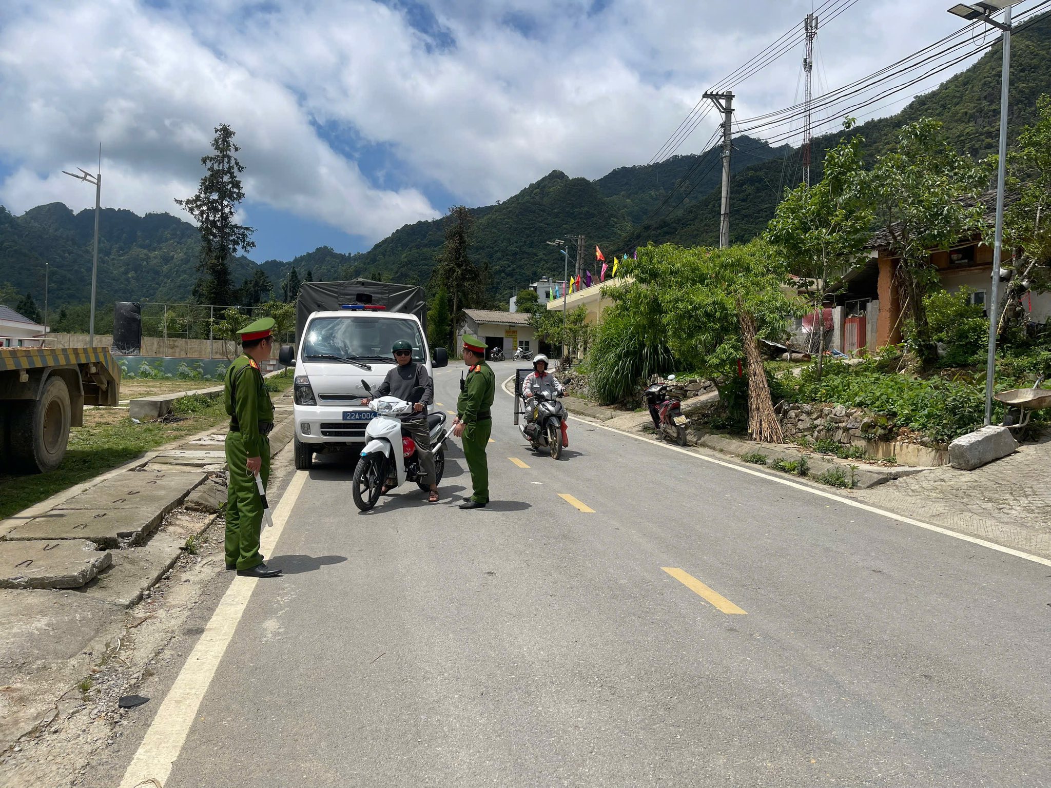 Công an xã Phố Bảng tăng cường kiểm tra, xử lý vi phạm trật tự an toàn giao thông trên địa bàn