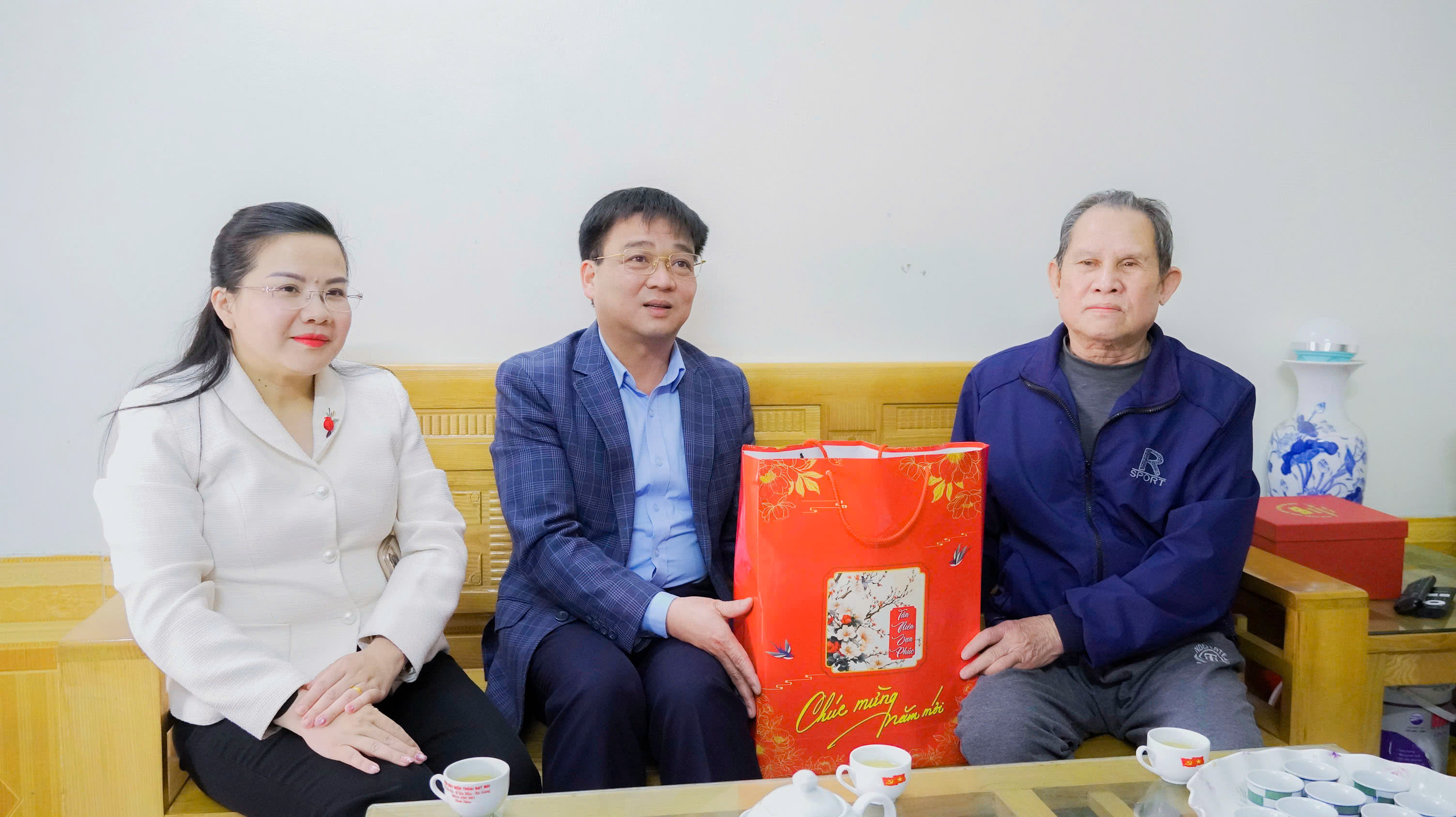 chủ nhiệm UBKT tỉnh ủy tặng qu&agrave; tết (2).jpg