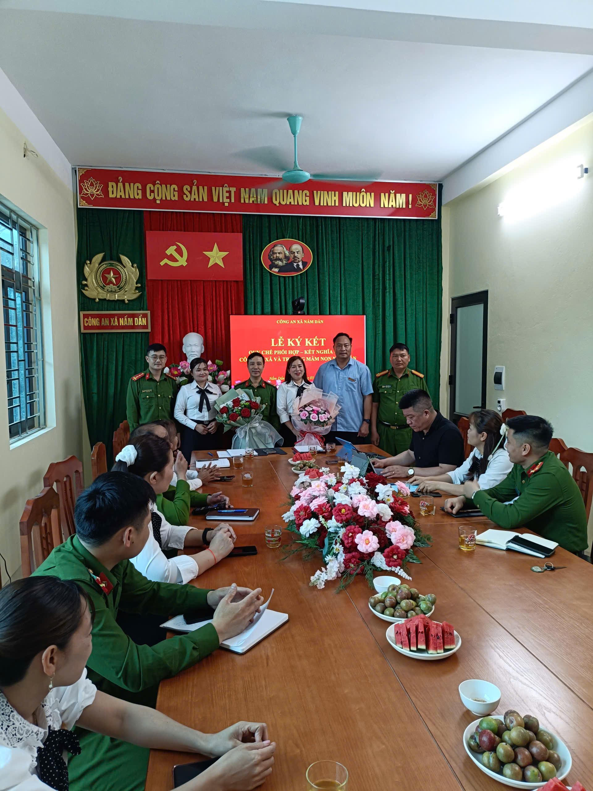 CÔNG AN XÃ NẤM DẨN – TRƯỜNG MẦM NON NẤM DẨN KẾT NGHĨA, CHUNG TAY XÂY DỰNG MÔI TRƯỜNG HỌC ĐƯỜNG AN TOÀN, ĐẨY MẠNH CÁC HOẠT ĐỘNG AN SINH XÃ HỘI TẠI ĐỊA PHƯƠNG