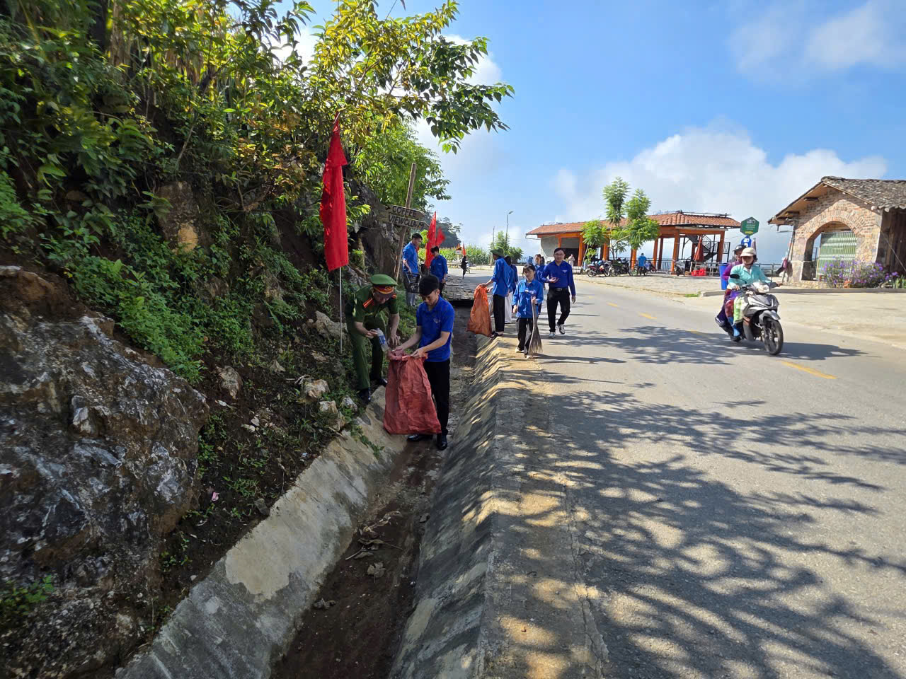CHI ĐOÀN CÔNG AN XÃ LŨNG PHÌN HƯỞNG ỨNG "NGÀY CHỦ NHẬT XANH" VÀ TỔ CHỨC HOẠT ĐỘNG TRI ÂN GIA ĐÌNH LIỆT SĨ