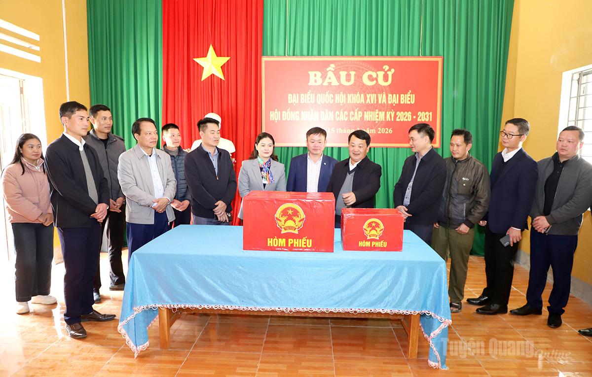 Đoàn công tác Ban Chỉ đạo bầu cử tỉnh kiểm tra tại xã Sơn Vĩ