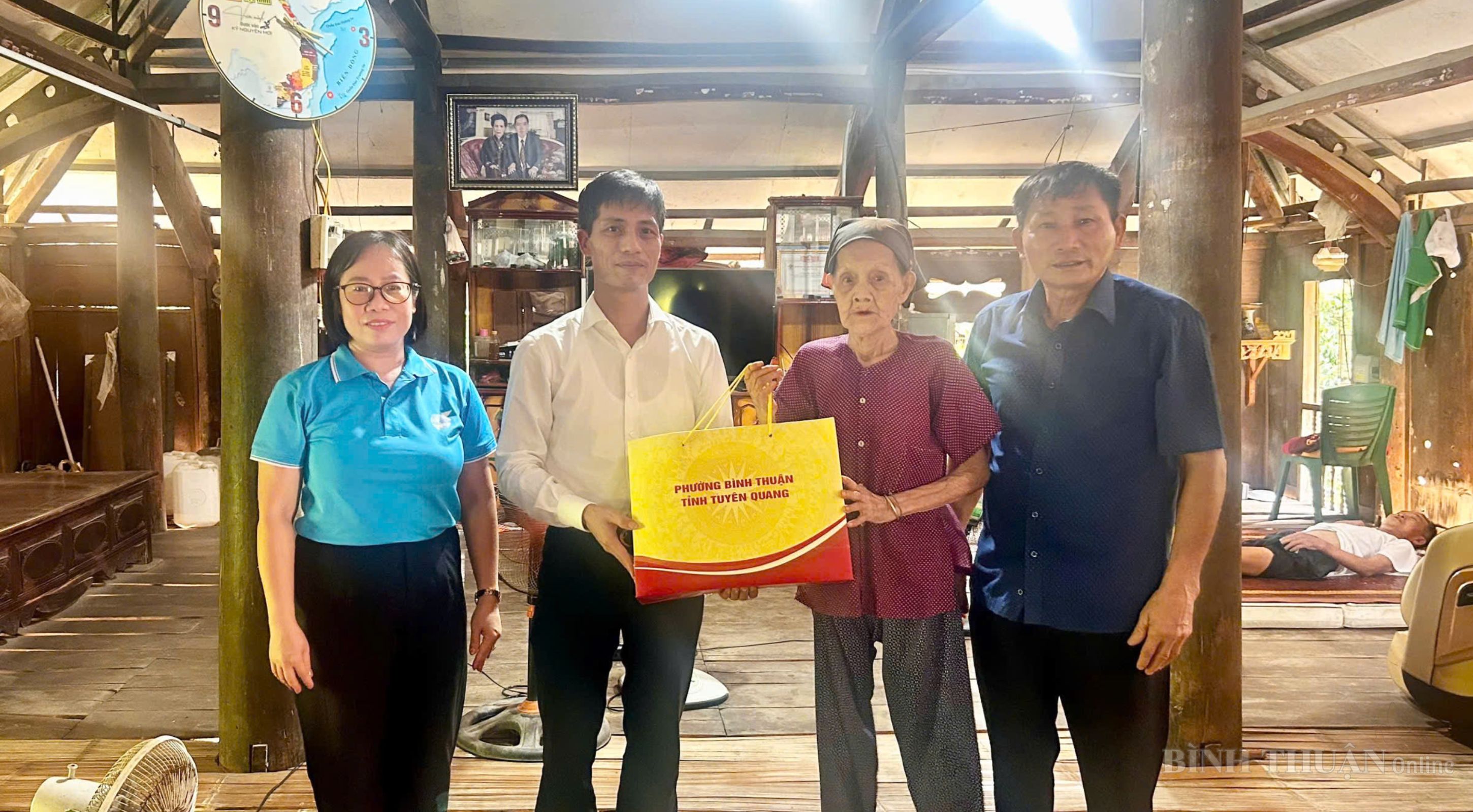 CHỦ NHIỆM ỦY BAN KIỂM TRA ĐẢNG ỦY PHƯỜNG BÌNH THUẬN THĂM, TẶNG QUÀ MẸ LIỆT SĨ, VỢ LIỆT SĨ VÀ THƯƠNG BINH TRÊN ĐỊA BÀN PHƯỜNG