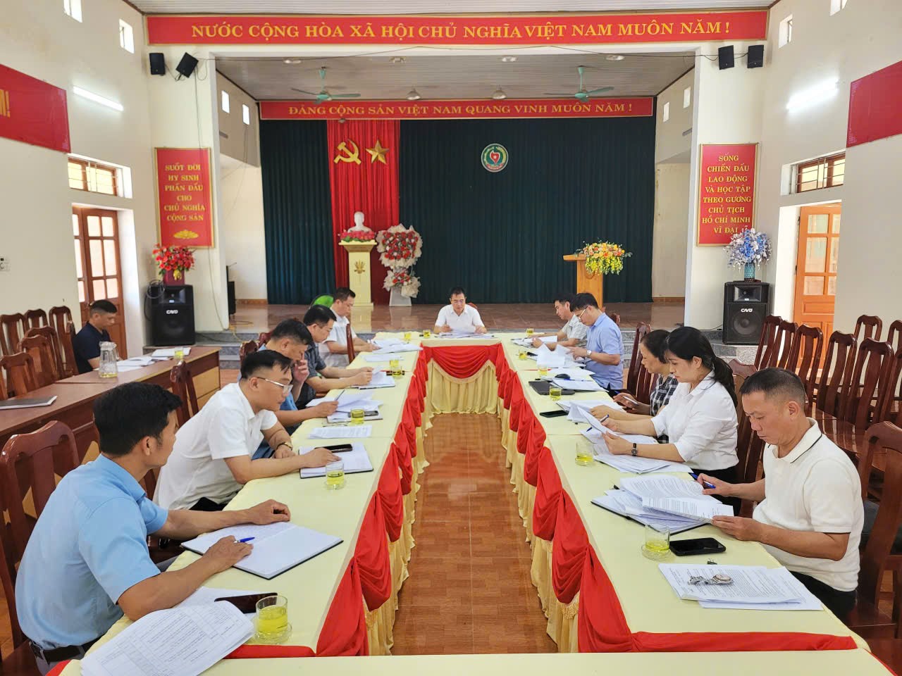 UBND xã họp phiên thường kỳ tháng 5 năm 2026