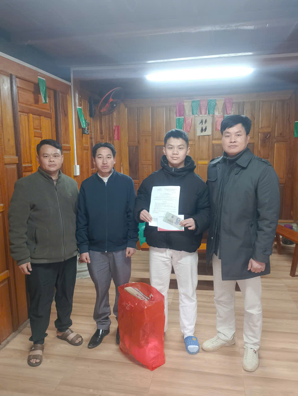 Lãnh đạo xã Khâu Vai thăm hỏi, động viên và trao quyết định cho công dân trúng tuyển nghĩa vụ quân sự và Công an nhân dân năm 2026