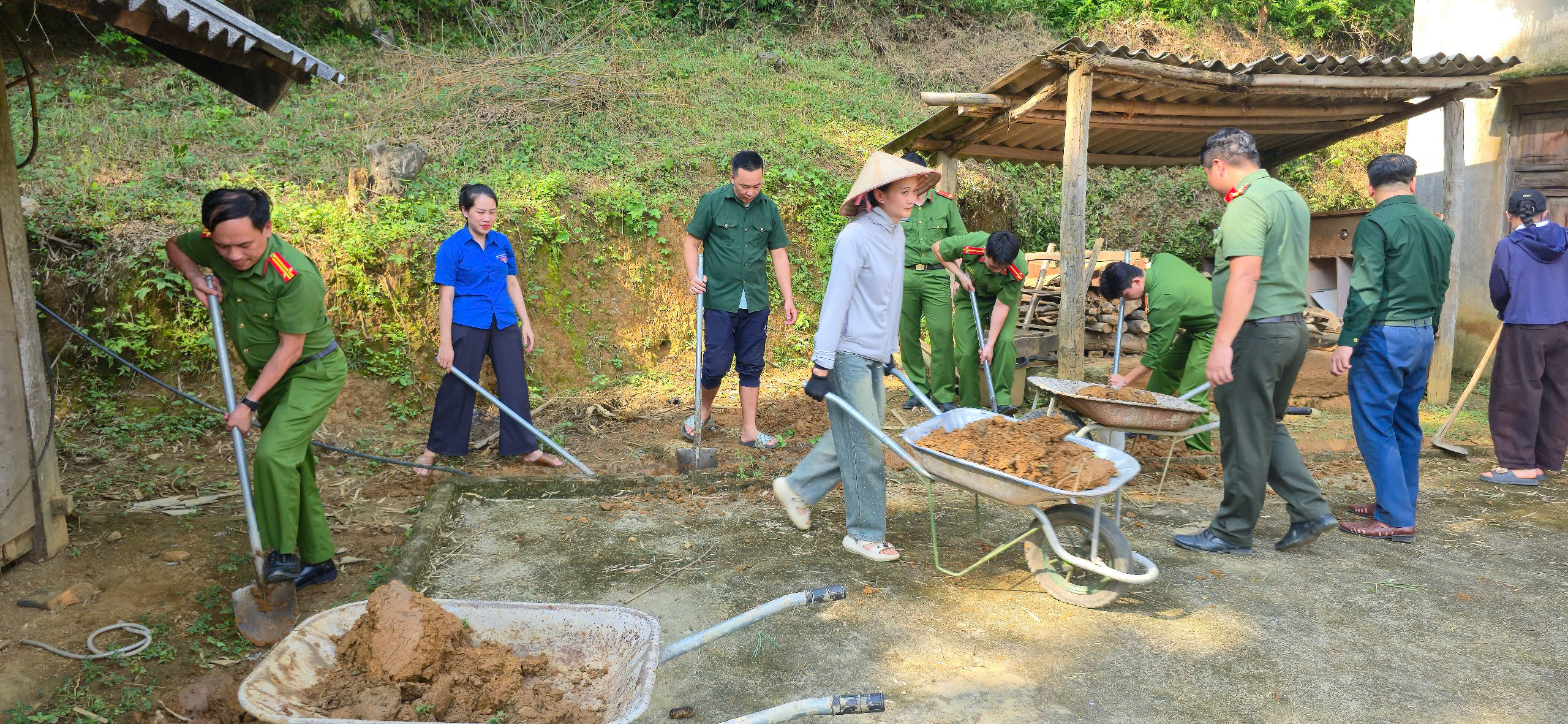 CHI ĐOÀN CÔNG AN XÃ CÔN LÔN THĂM HỎI, TẶNG QUÀ VÀ HỖ TRỢ GIA ĐÌNH THỜ CÚNG LIỆT SĨ