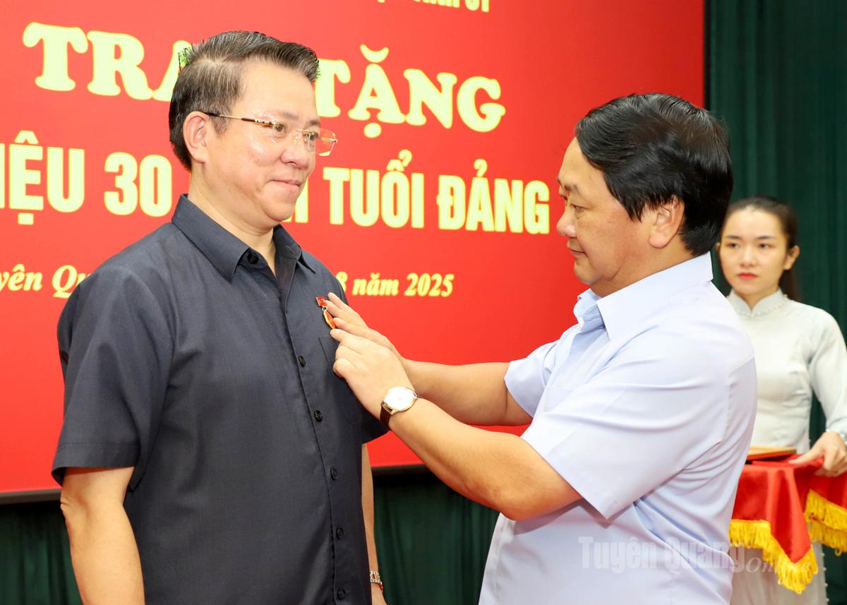 Bí thư Tỉnh ủy Hầu A Lềnh trao Huy hiệu Đảng đợt 2/9