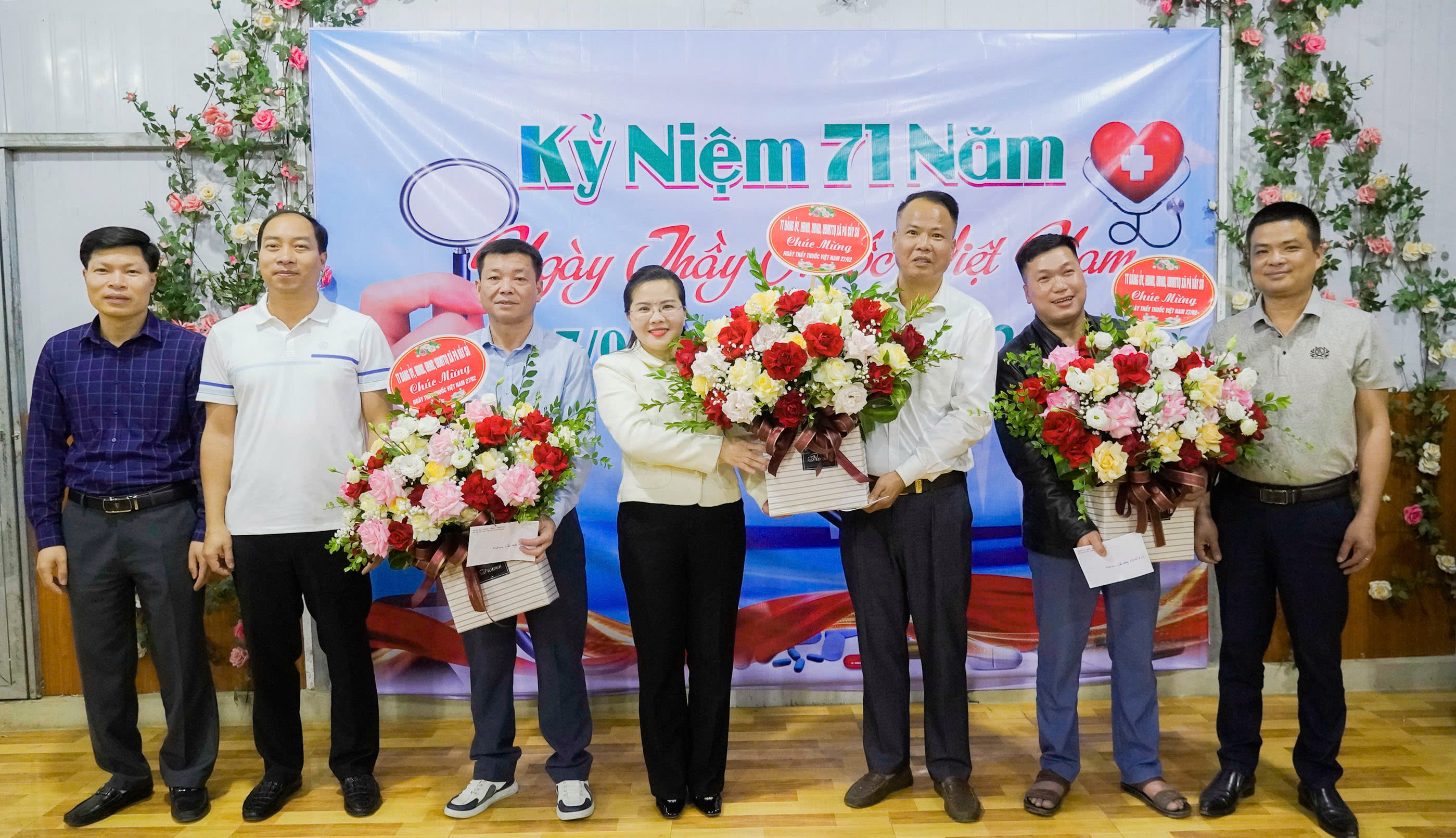 Lãnh đạo xã Pà Vầy Sủ thăm, tặng quà nhân kỷ niệm 71 năm Ngày Thầy thuốc Việt Nam