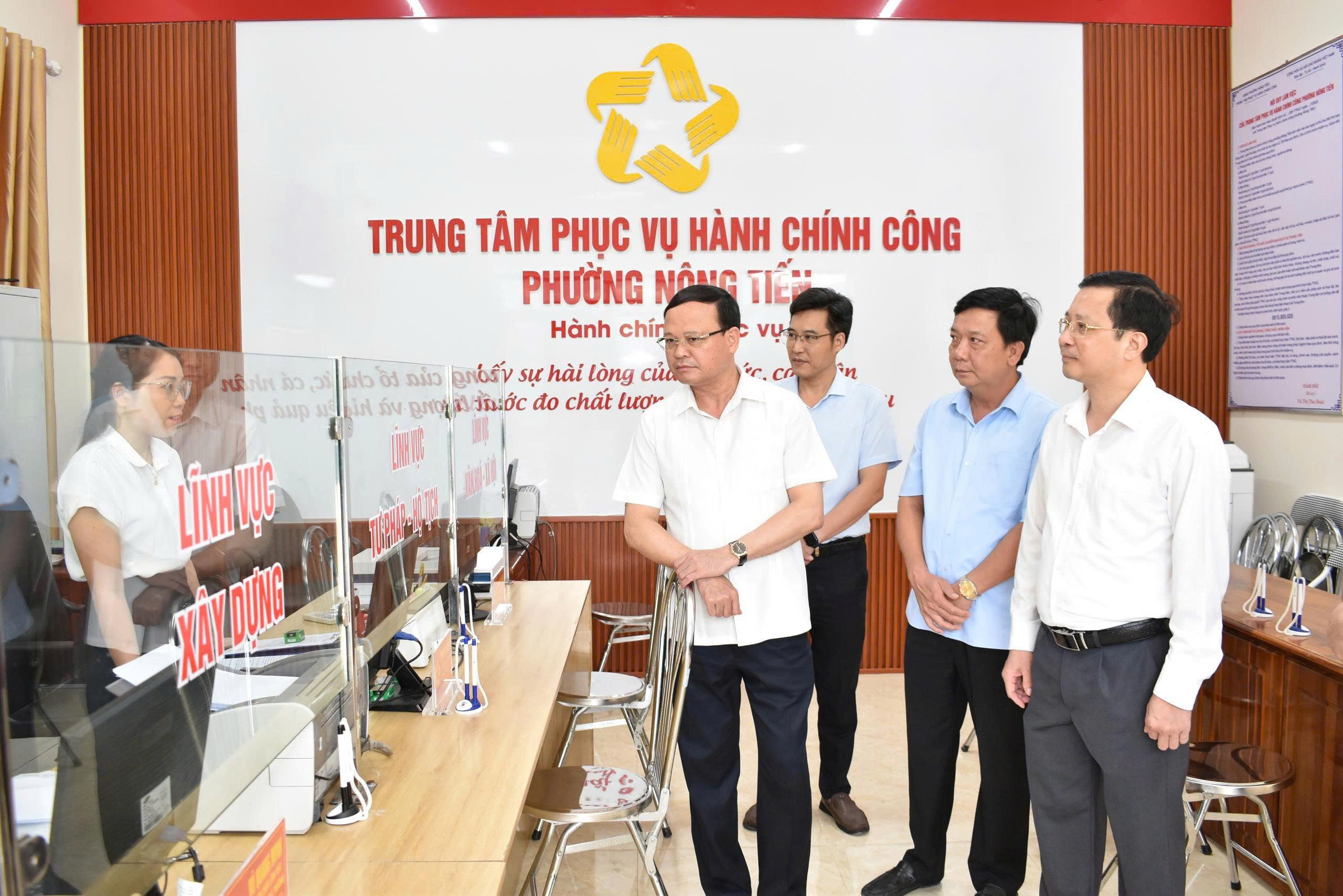 Đoàn Công tác số 13 của Ban Thường vụ Tỉnh ủy làm việc với phường Nông Tiến