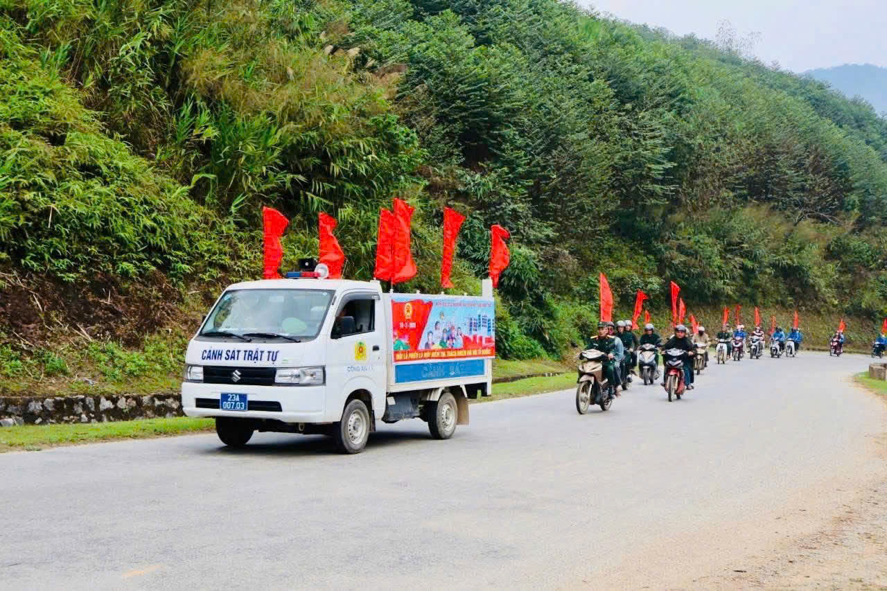 CÔNG AN XÃ VĨNH TUY PHỐI HỢP TRUYÊN TRUYỀN LƯU ĐỘNG VỀ BẦU CỬ