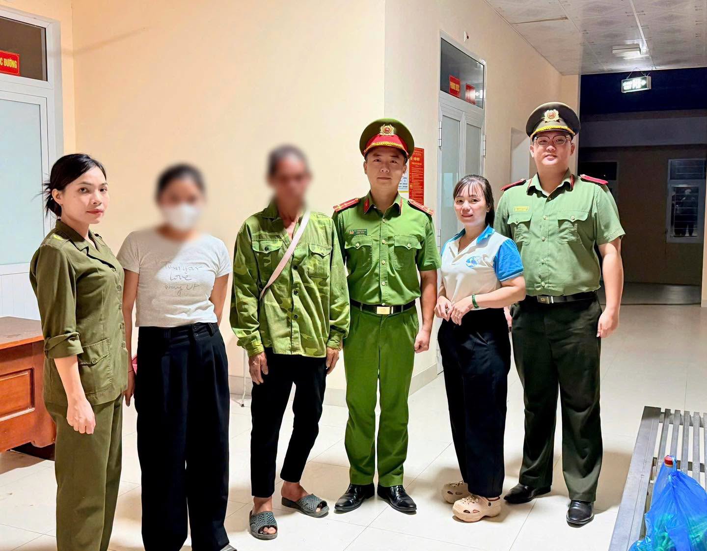 CÔNG AN XÃ KỊP THỜI HỖ TRỢ NGƯỜI CAO TUỔI ĐI LẠC VỀ VỚI GIA ĐÌNH