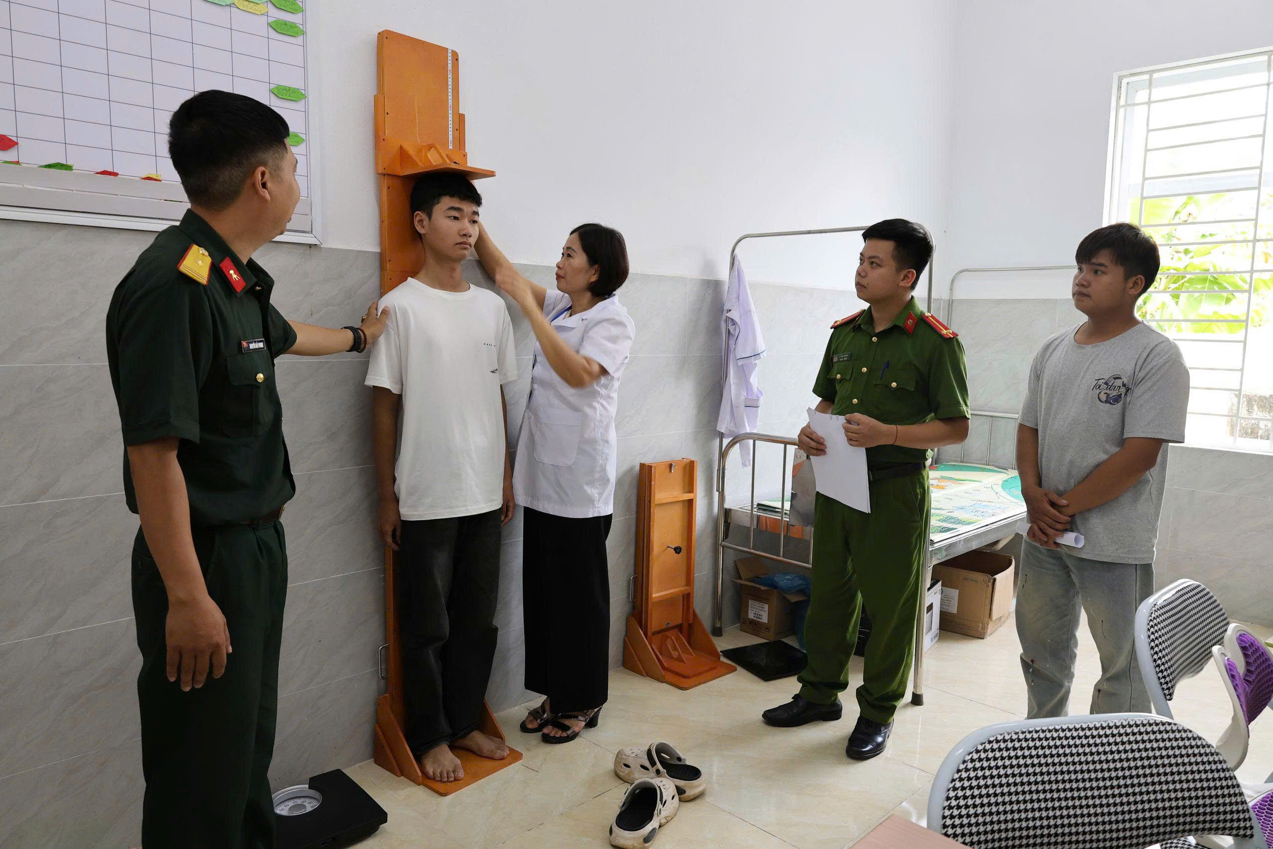 (Quang Bình – Tuyên Quang) Hơn 100 thanh niên tham gia khám sức khỏe sơ tuyển nghĩa vụ quân sự và Công an nhân dân
