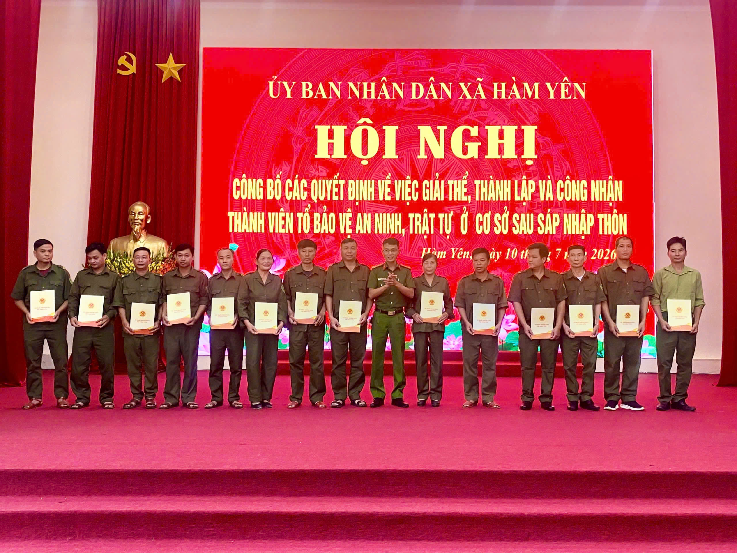 CÔNG AN XÃ HÀM YÊN TỔ CHỨC HỘI NGHỊ CÔNG BỐ  CÁC QUYẾT ĐỊNH VỀ GIẢI THỂ, THÀNH LẬP VÀ CÔNG NHẬN THÀNH VIÊN TỔ BẢO VỆ AN NINH, TRẬT TỰ Ở CƠ SỞ SAU  SẮP XẾP, SÁP NHẬP THÔN