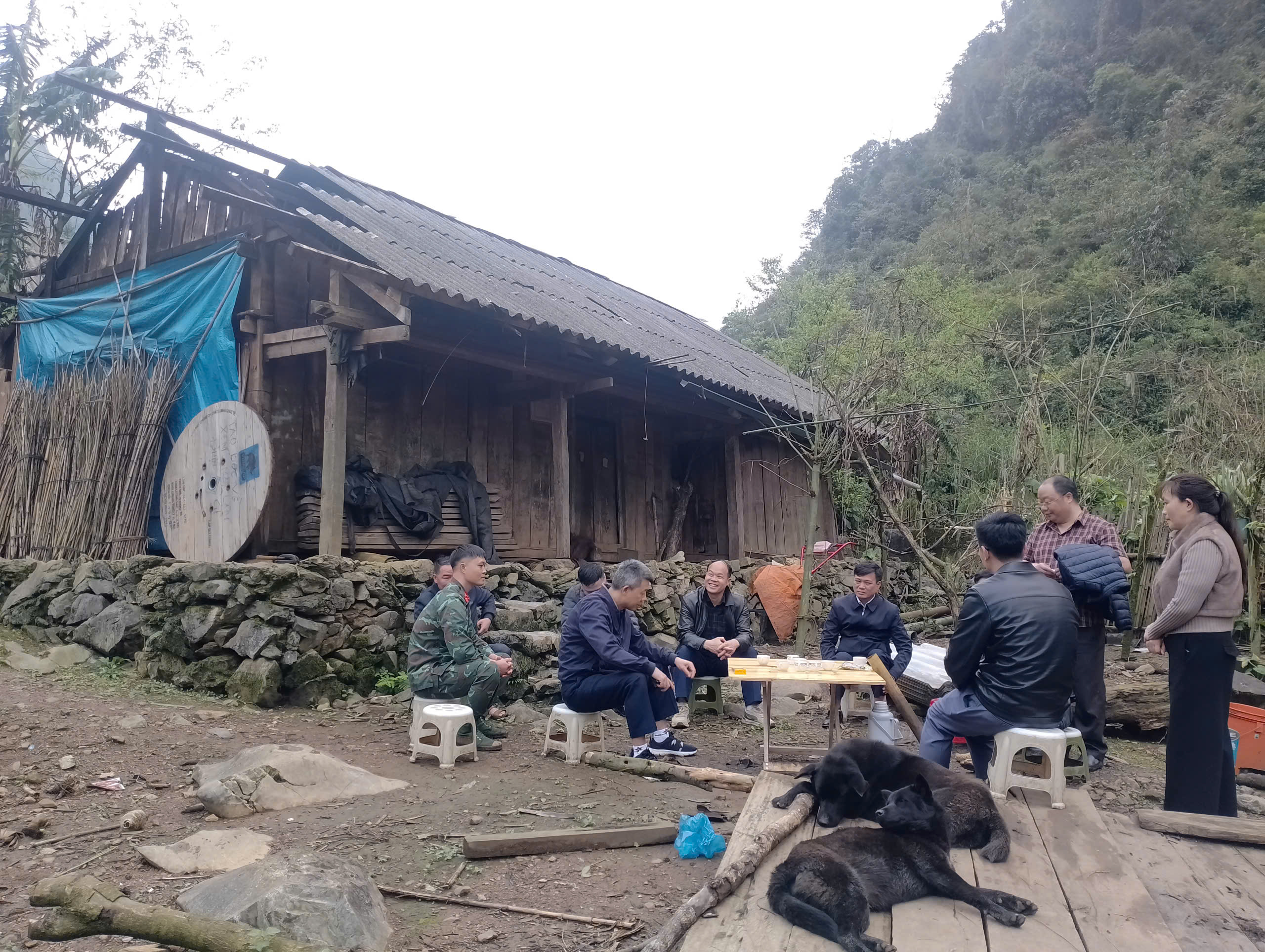 Đồng chí Phạm Ngọc Pha – Bí thư Đảng ủy, Chủ tịch HĐND xã chỉ đạo khắc phục hậu quả mưa to, gió lốc tại thôn Pải Chư Phìn