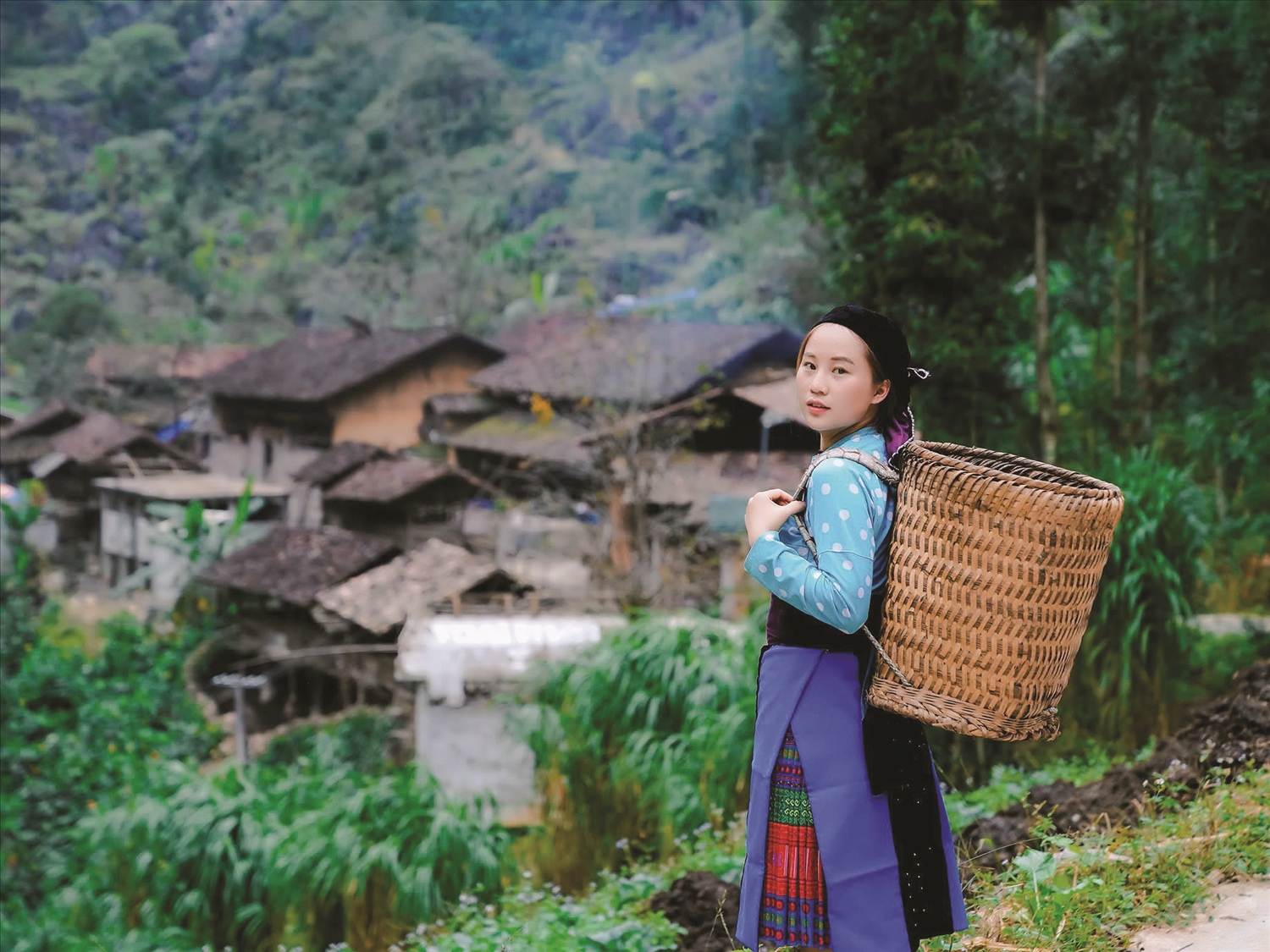 Cô gái nhỏ mang vải lanh truyền thống người Mông ra thế giới