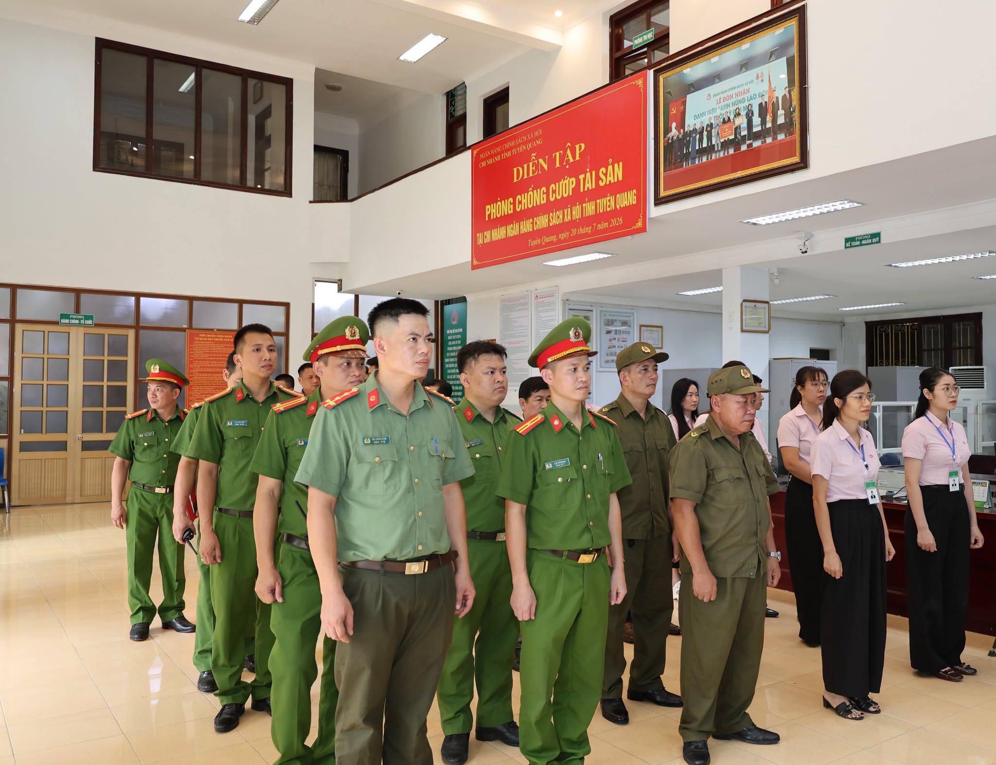 Công an phường Minh Xuân diễn tập xử lý tình huống gây rối an ninh, trật tự, sử dụng hung khí đe dọa nhằm chiếm đoạt tài sản tại Chi nhánh Ngân hàng Chính sách xã hội tỉnh Tuyên Quang