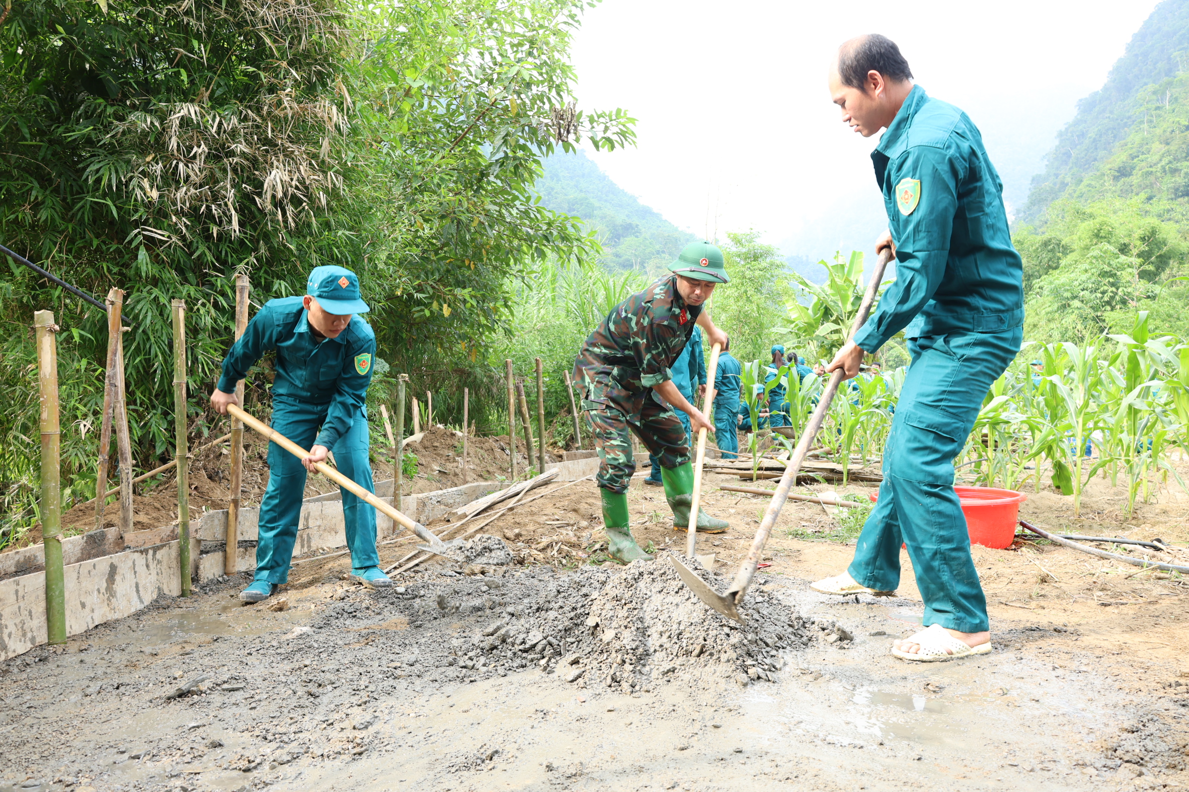 Hơn 100 cán bộ, chiến sĩ dân quân huấn luyện kết hợp làm công tác dân vận