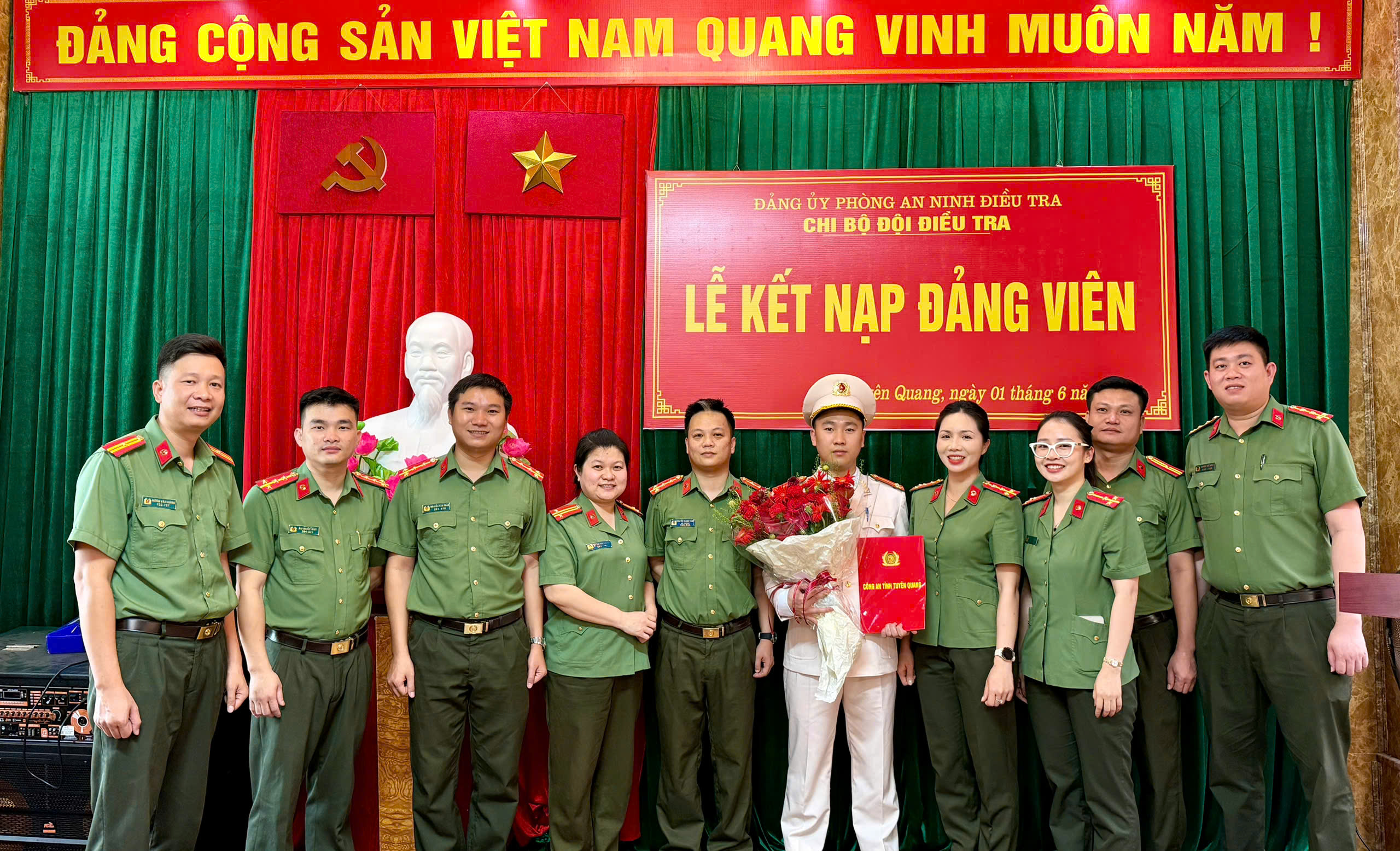 VINH DỰ ĐỨNG TRONG HÀNG NGŨ CỦA ĐẢNG - CHI BỘ ĐỘI ĐIỀU TRA TỔ CHỨC LỄ KẾT NẠP ĐẢNG VIÊN MỚI