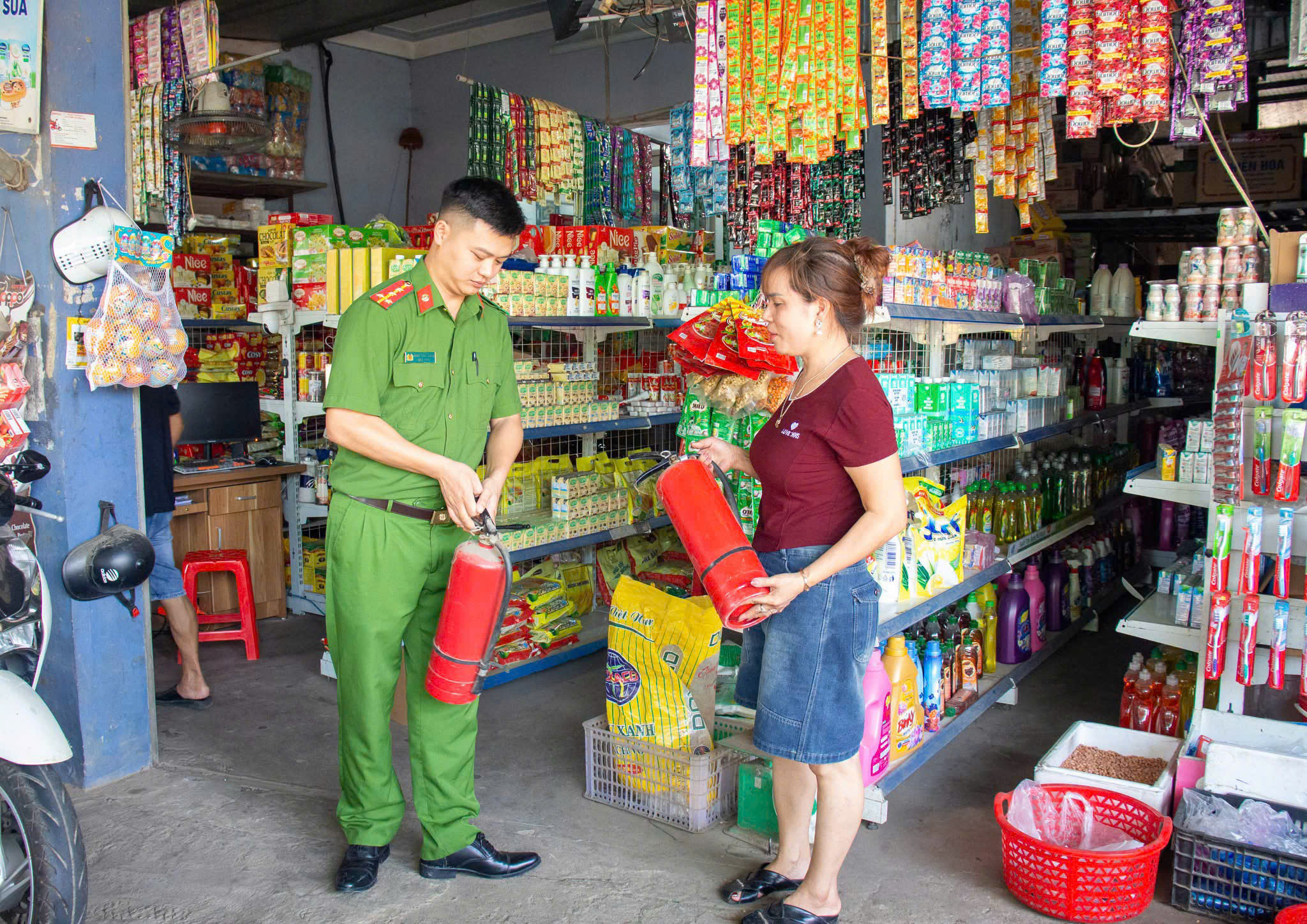CÔNG AN XÃ THÁI BÌNH ĐẨY MẠNH TUYÊN TRUYỀN PHÁP LUẬT ĐẾN TỪNG THÔN, TỪNG HỘ DÂN