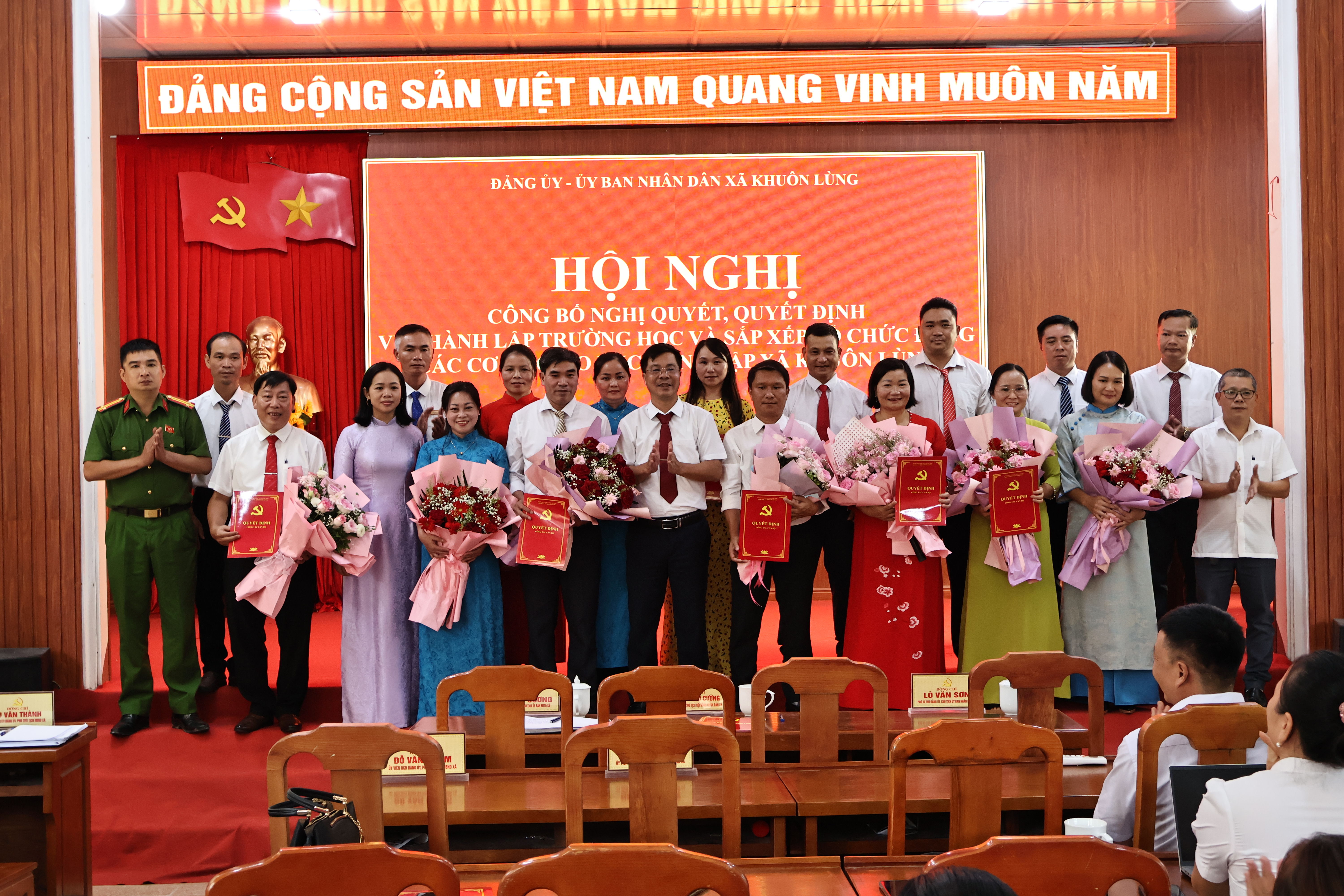 XÃ KHUÔN LÙNG TỔ CHỨC HỘI NGHỊ CÔNG BỐ NGHỊ QUYẾT, QUYẾT ĐỊNH VỀ THÀNH LẬP TRƯỜNG HỌC VÀ SẮP XẾP TỔ CHỨC ĐẢNG CÁC CƠ SỞ GIÁO DỤC CÔNG LẬP