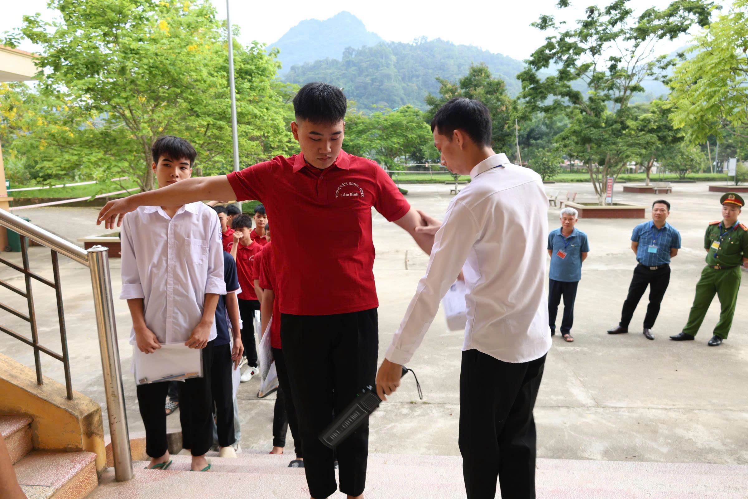 Điểm thi Trường THPT Lâm Bình trang bị thiết bị quét an ninh phục vụ Kỳ thi tốt nghiệp THPT năm 2026