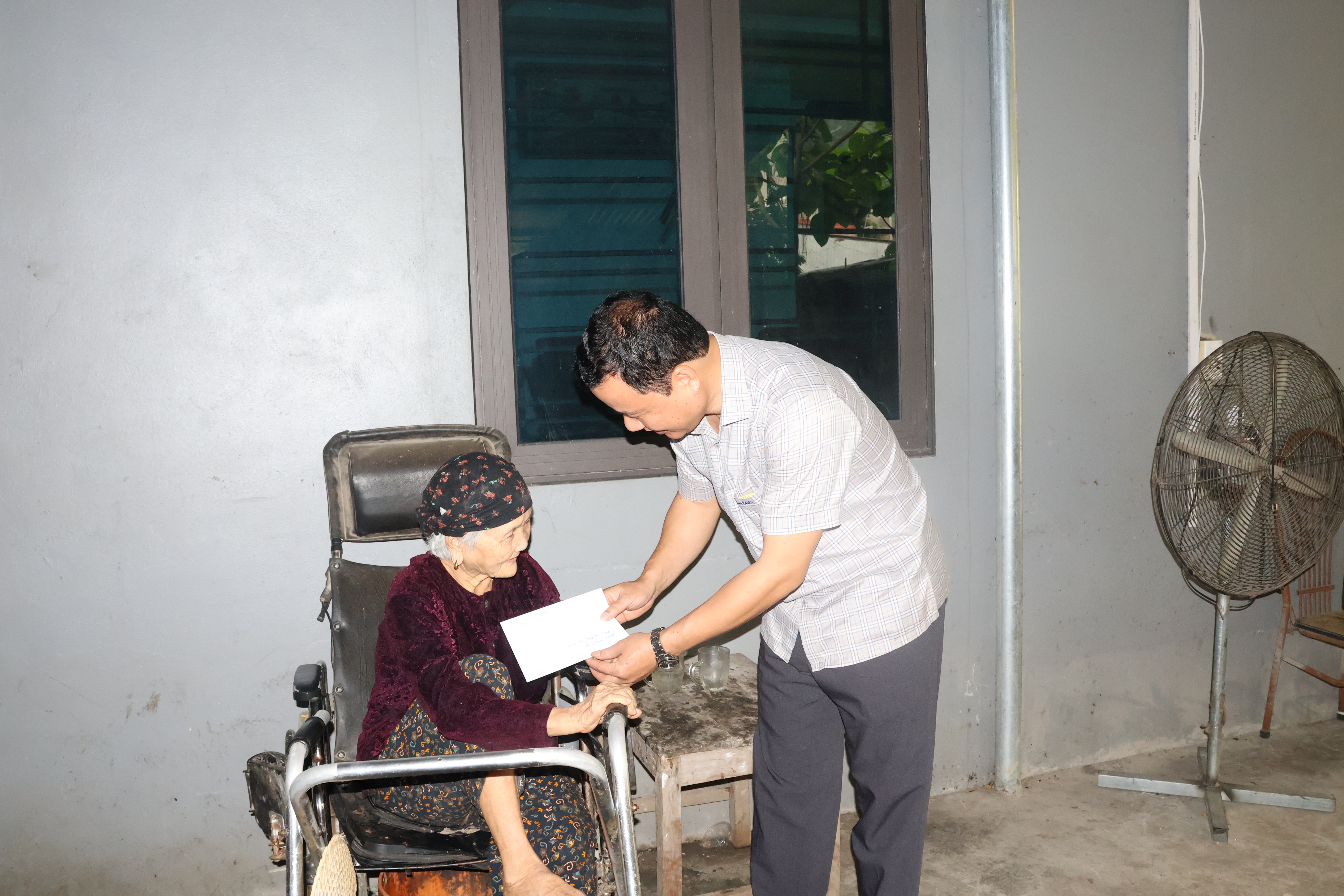 Đồng chí Hoàng Văn Hiếm – Phó Chủ tịch HĐND phường Hà Giang 2 thăm, tặng quà các đối tượng người khuyết tật tại các tổ dân phố Quang Trung nhân Ngày Người khuyết tật Việt Nam 18/4.