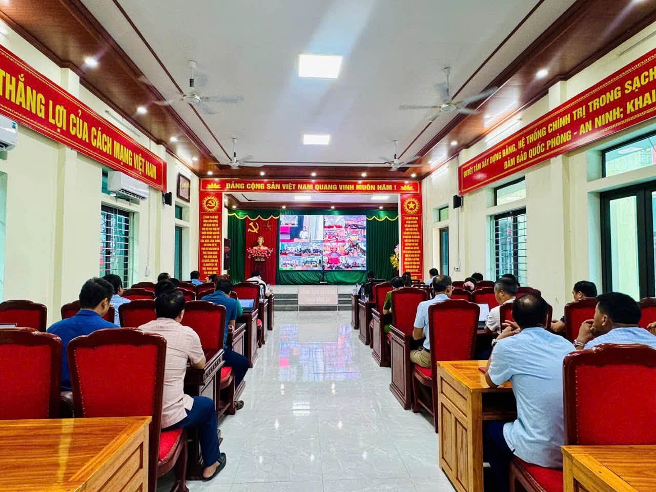 ĐẢNG ỦY XÃ XUÂN GIANG THAM DỰ HỘI NGHỊ HỌC TẬP, QUÁN TRIỆT, TRIỂN KHAI THỰC HIỆN CÁC VĂN BẢN CỦA TRUNG ƯƠNG VÀ TỈNH ỦY