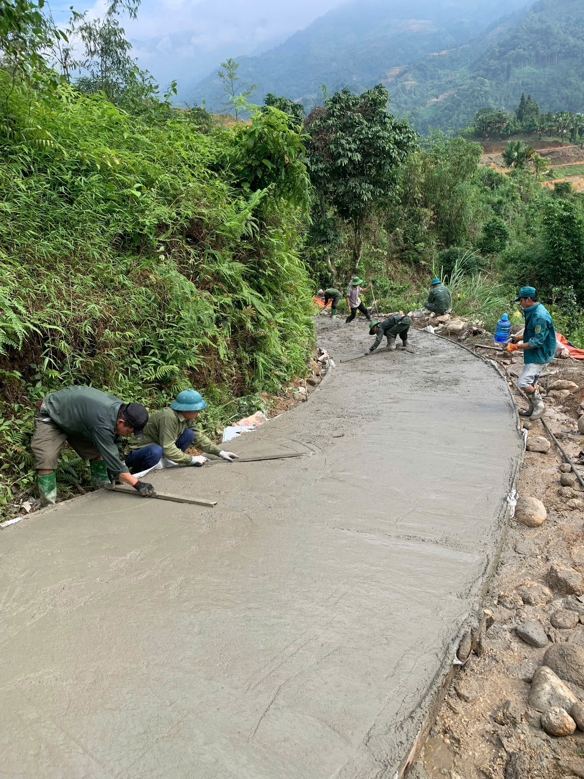 Hoàn thành công trình đường bê tông nông thôn, thôn bản Chang xã Việt Lâm