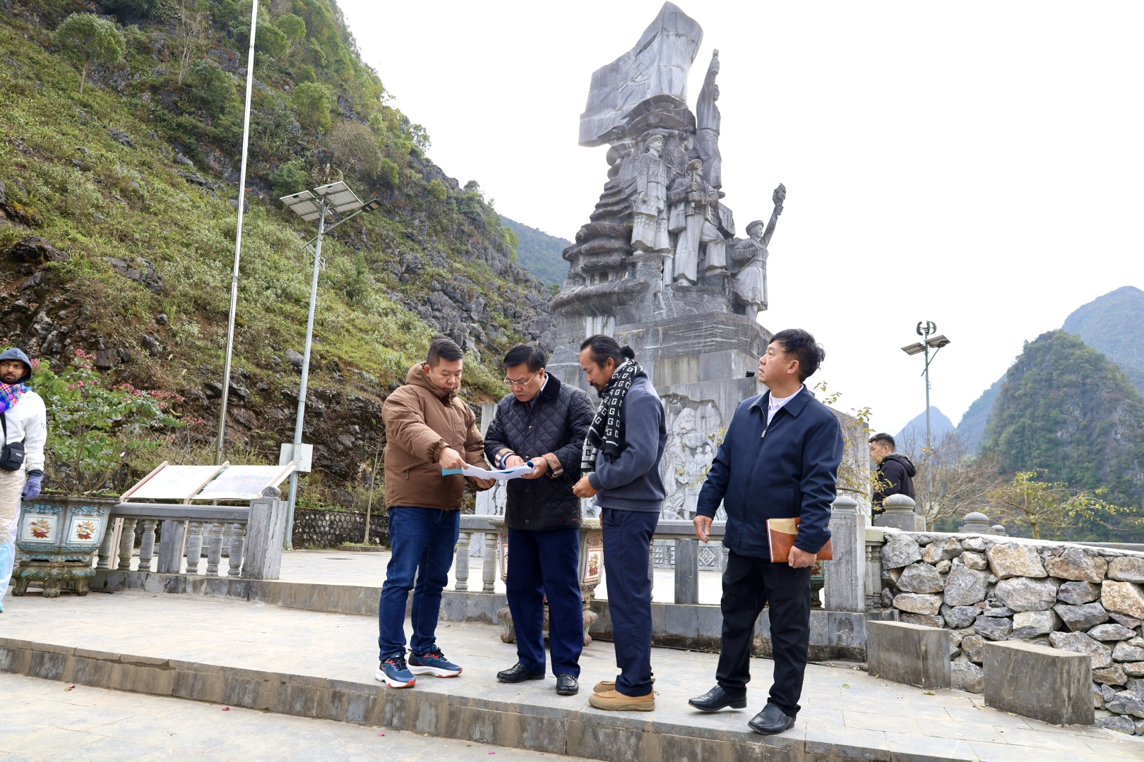 Lãnh đạo xã Đồng Văn kiểm tra tiến độ thi công, cải tạo, chỉnh trang điểm nhân du lịch Tượng đài Thanh niên xung phong