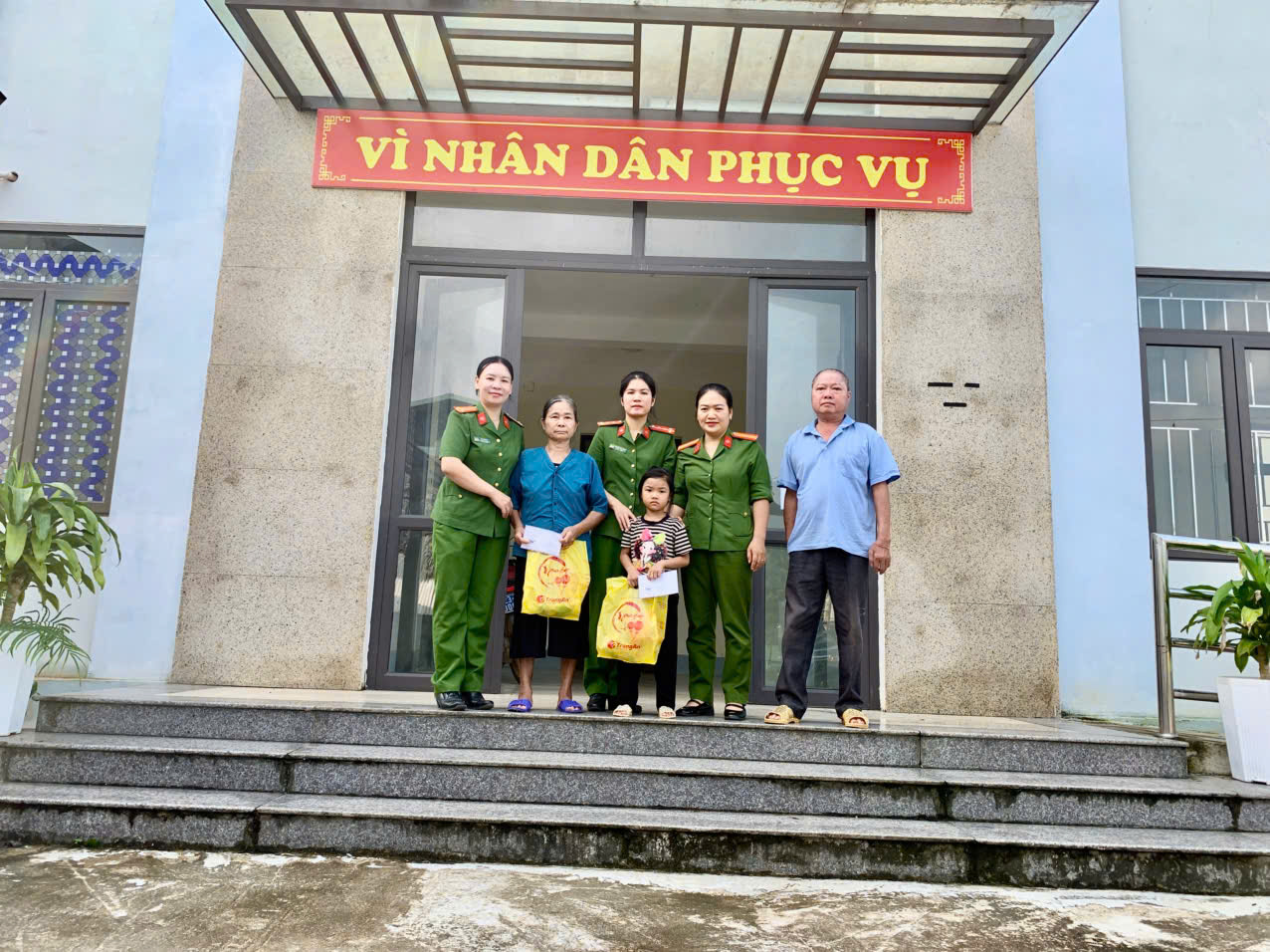 CÔNG AN XÃ BẰNG HÀNH THĂM HỎI, ĐỘNG VIÊN CON NUÔI CÔNG AN XÃ