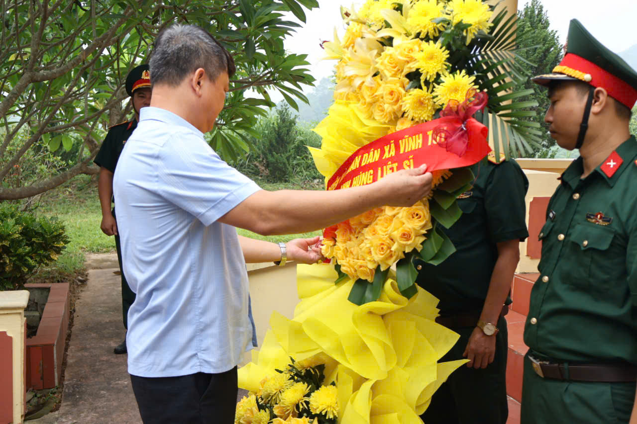 Viếng bia dịp 27 th 7 ảnh 3.jpg