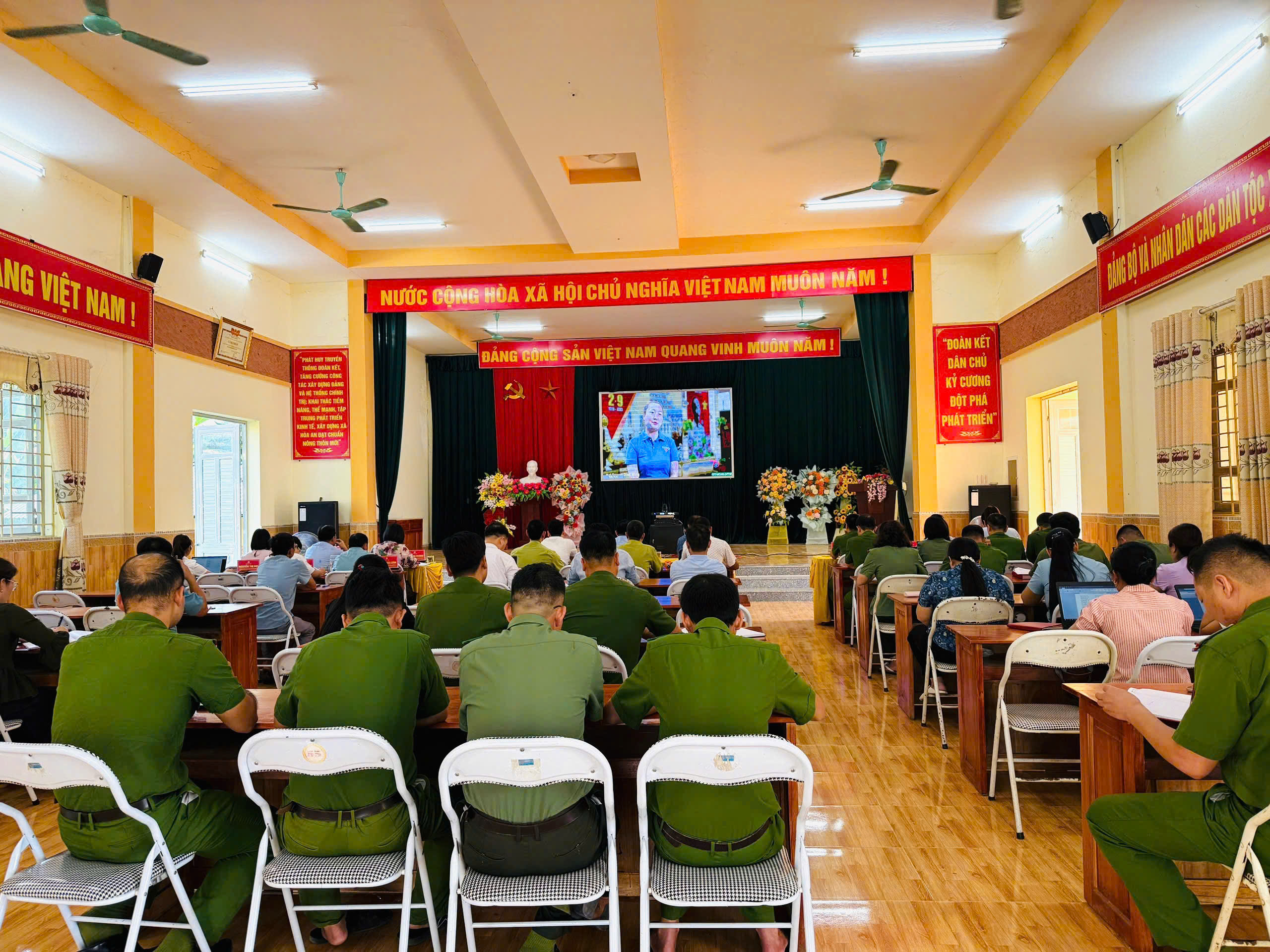 CÔNG AN XÃ HÒA AN NGHIÊM TÚC THAM GIA HỘI NGHỊ TRỰC TUYẾN HỌC TẬP, QUÁN TRIỆT NGHỊ QUYẾT, CHỈ THỊ CỦA BỘ CHÍNH TRỊ KHÓA XIV