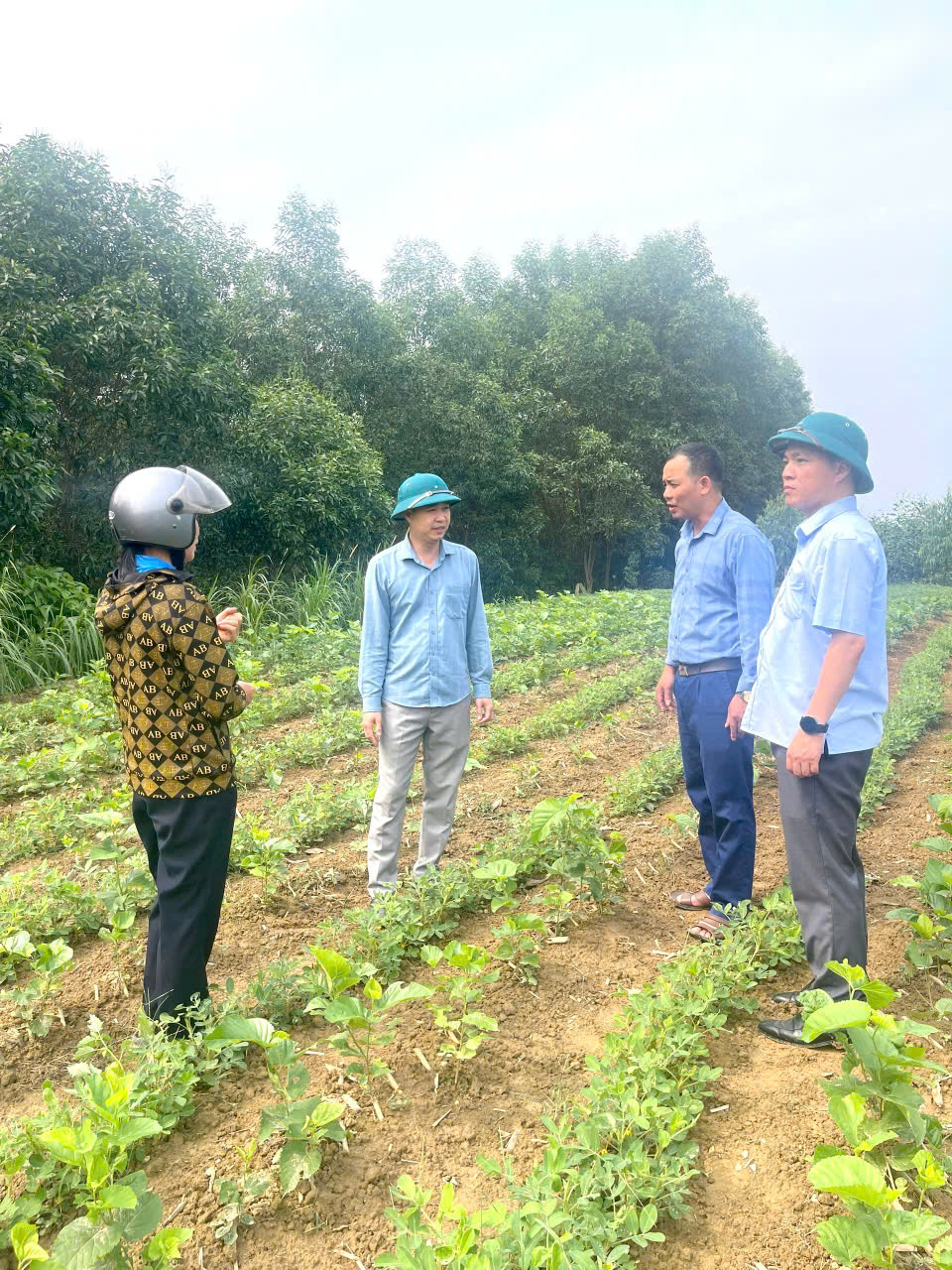 Đồng chí Nguyễn Thanh Tùng, Phó Bí thư Đảng ủy, Chủ tịch UBND xã thăm và làm việc tại một số mô hình phát triển kinh tế – xã hội tiêu biểu trên địa bàn xã.
