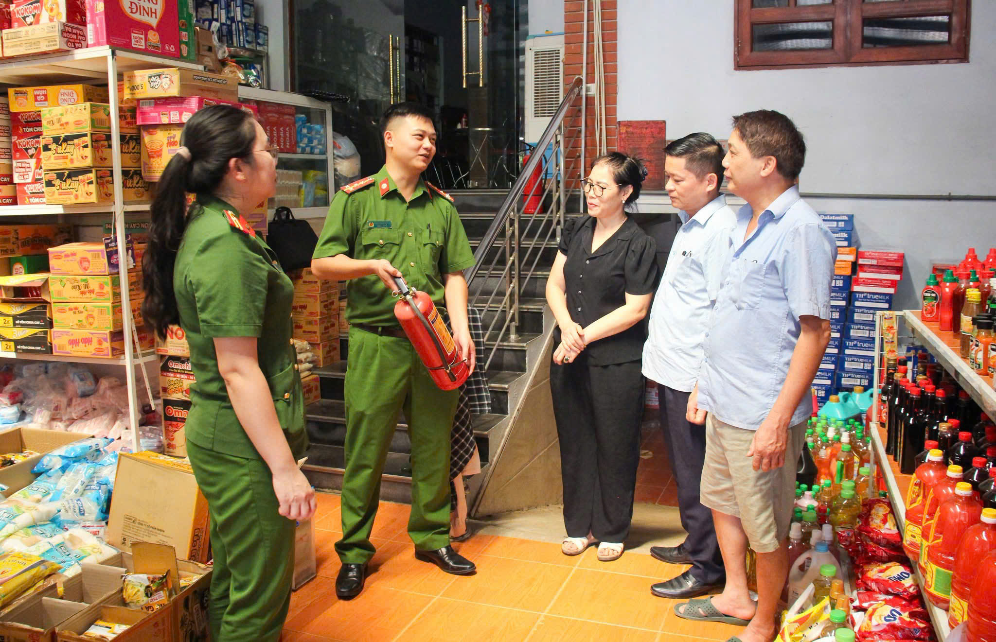 CÔNG AN XÃ THÁI BÌNH TĂNG CƯỜNG KIỂM TRA CÔNG TÁC PCCC VÀ CNCH, TUYÊN TRUYỀN LẮP ĐẶT THIẾT BỊ TRUYỀN TIN BÁO CHÁY