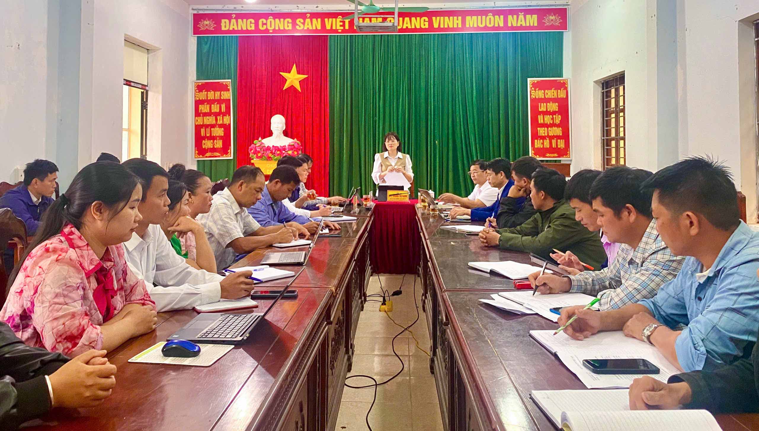 Thường trực Đảng ủy xã Hồ Thầu làm việc với bí thư chi bộ các thôn