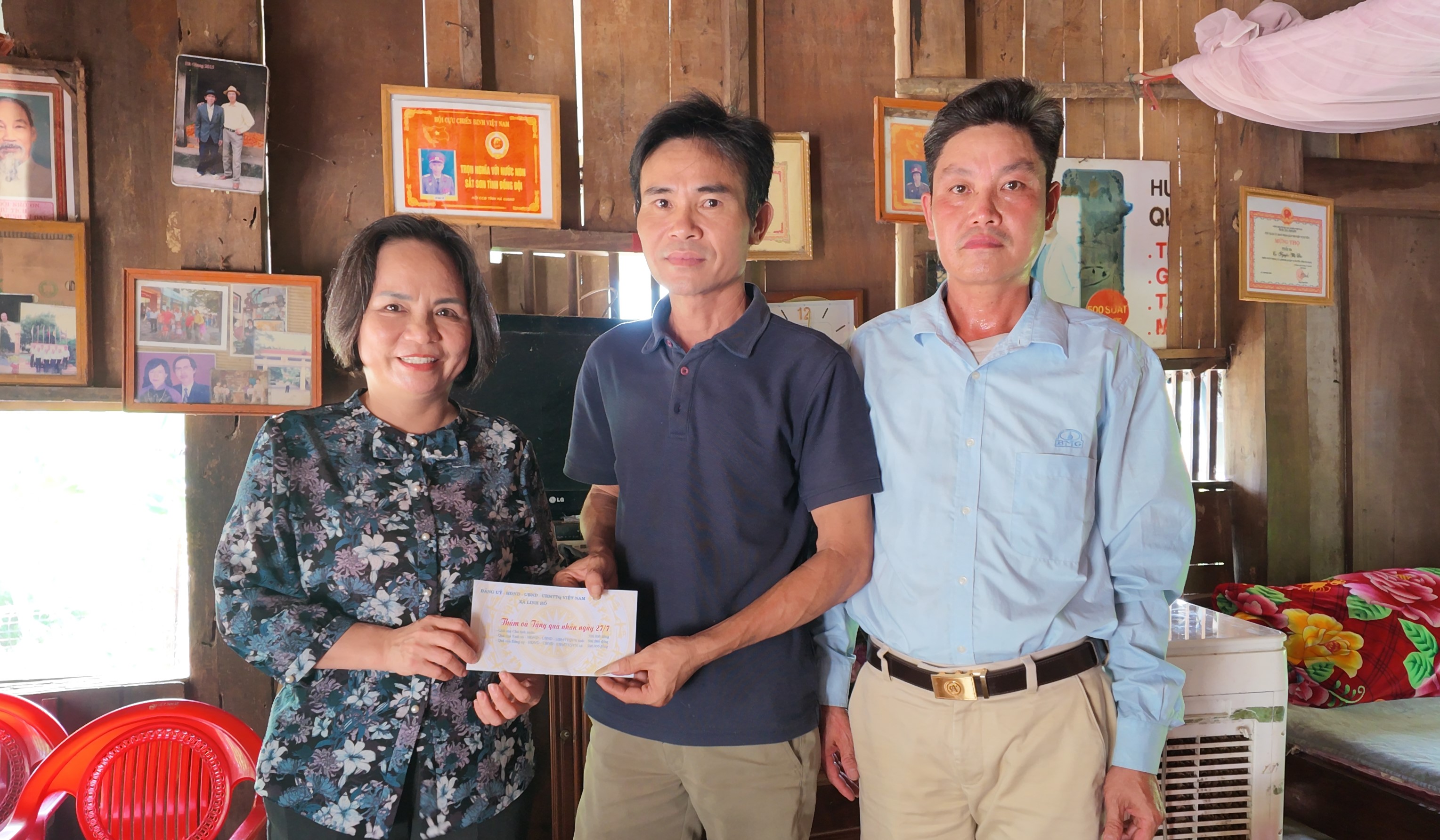 Tặng qu&agrave; 5.JPG