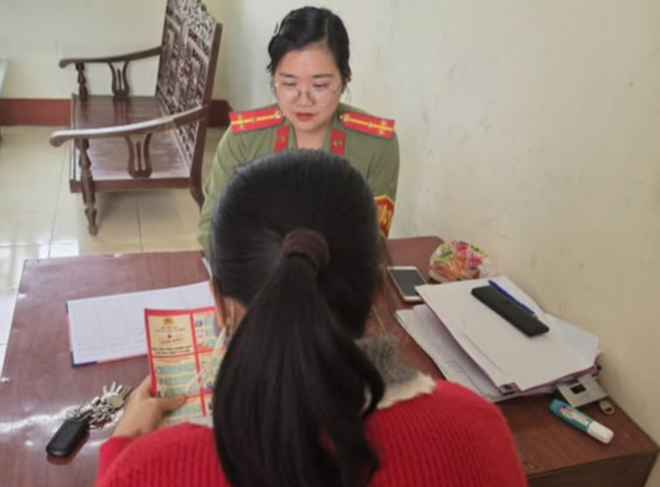 CÔNG AN XÃ NA NGOI GIẢI THÍCH, HƯỚNG DẪN ANH L.B.N CÁCH XỬ LÝ