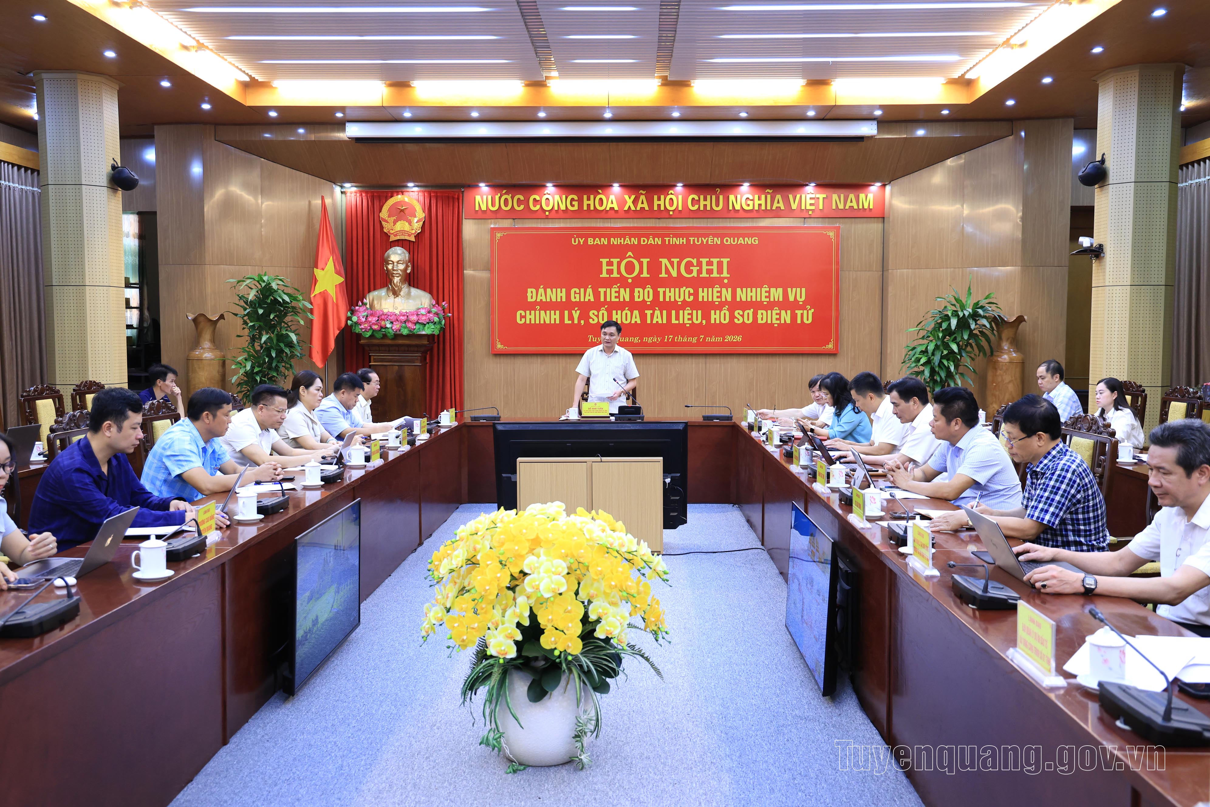 Đánh giá tiến độ chỉnh lý, số hóa tài liệu và xây dựng hồ sơ điện tử trên địa bàn tỉnh