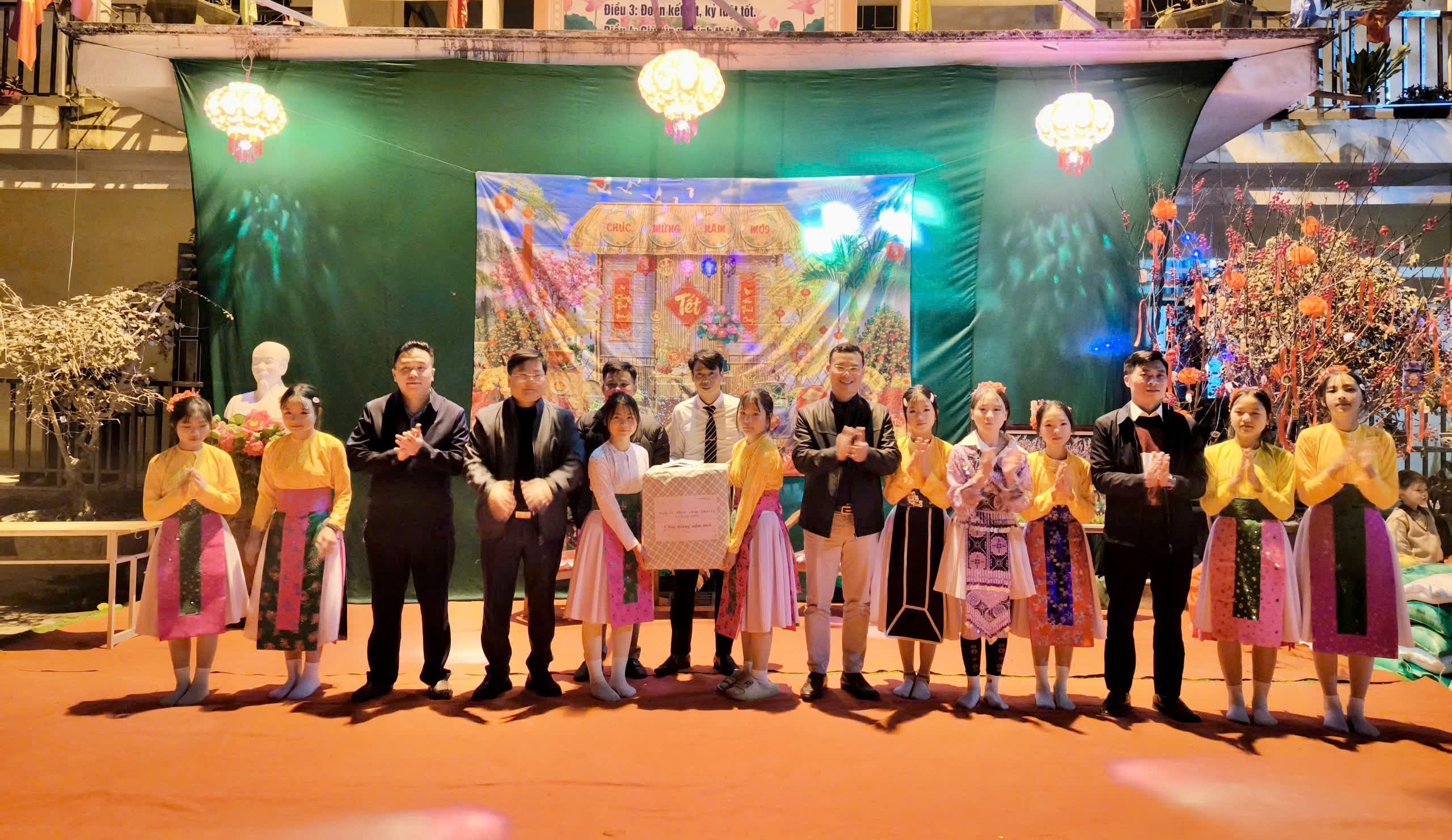 Ấm áp chương trình “Xuân yêu thương” tại Trường THCS xã Ngọc Long 