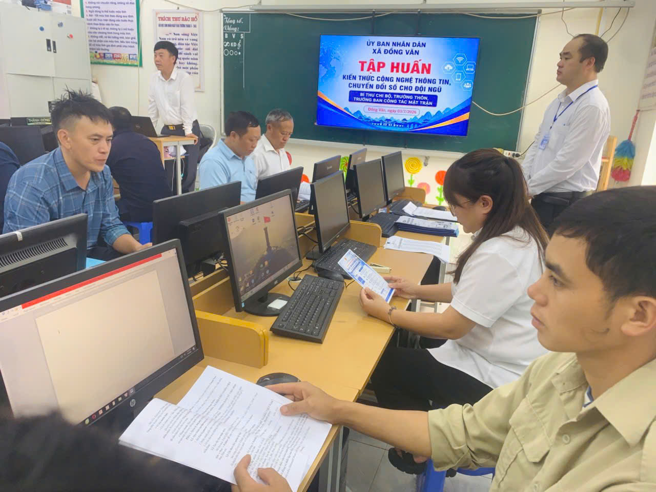 Xã Đồng Văn tổ chức tập huấn kiến thức công nghệ thông tin, chuyển đổi số cho đội ngũ cán bộ thôn năm 2026