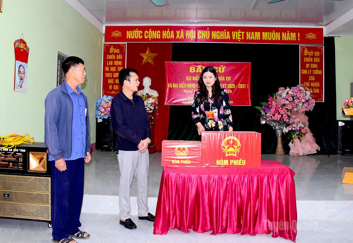 Đồng chí Vương Ngọc Hà, Phó Chủ tịch UBND tỉnh kiểm tra công tác chuẩn bị bầu cử tại xã Hùng An