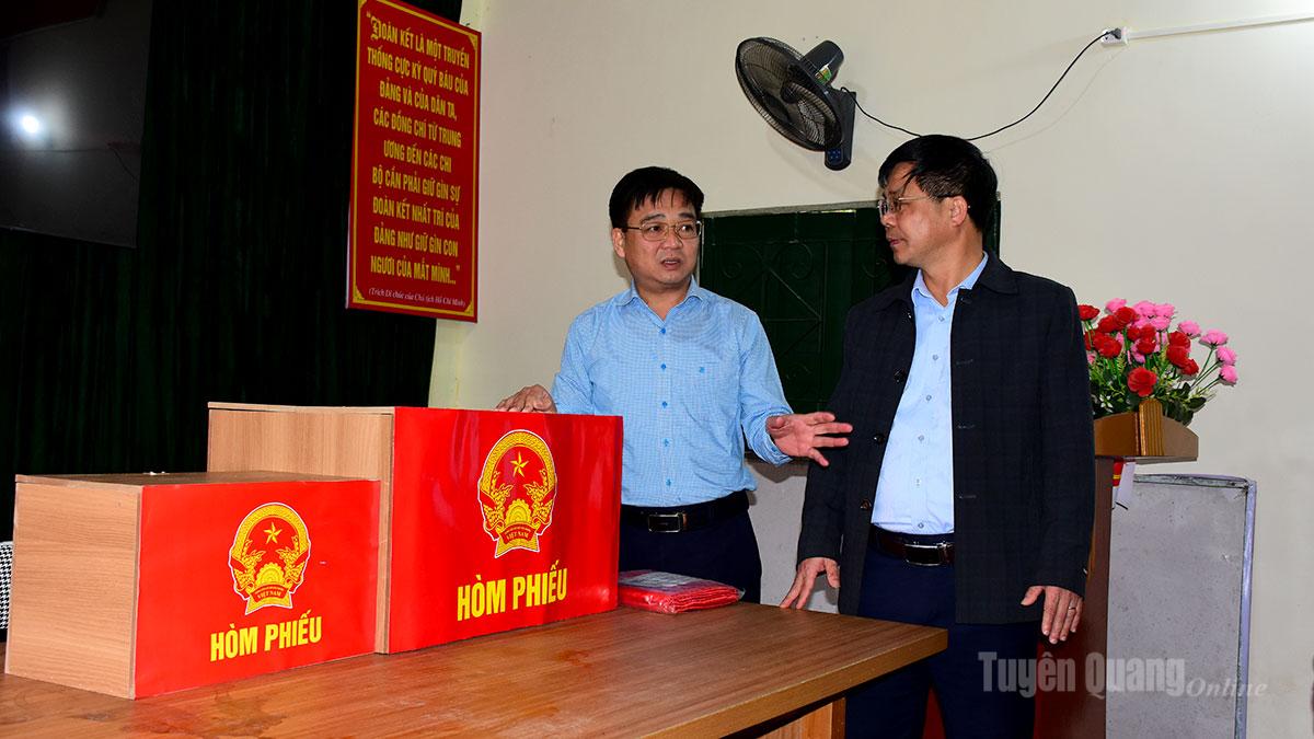 Ủy viên Ban Chỉ đạo Bầu cử tỉnh kiểm tra công tác chuẩn bị bầu cử tại xã Khuôn Lùng và xã Quảng Nguyên
