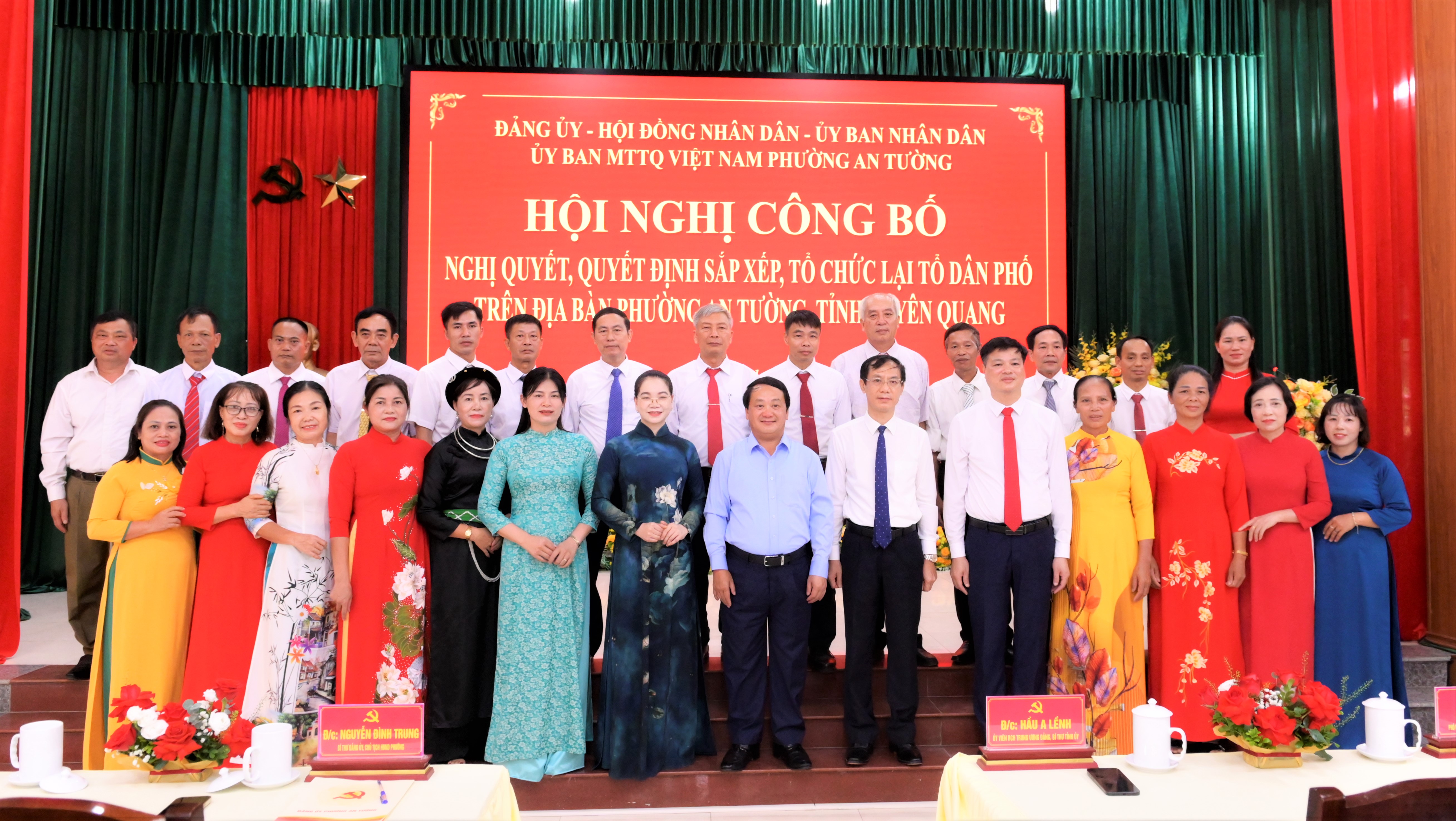 Bí thư Tỉnh ủy Hầu A Lềnh dự Hội nghị công bố Nghị quyết, Quyết định sắp xếp, tổ chức lại tổ dân phố trên địa bàn phường An Tường