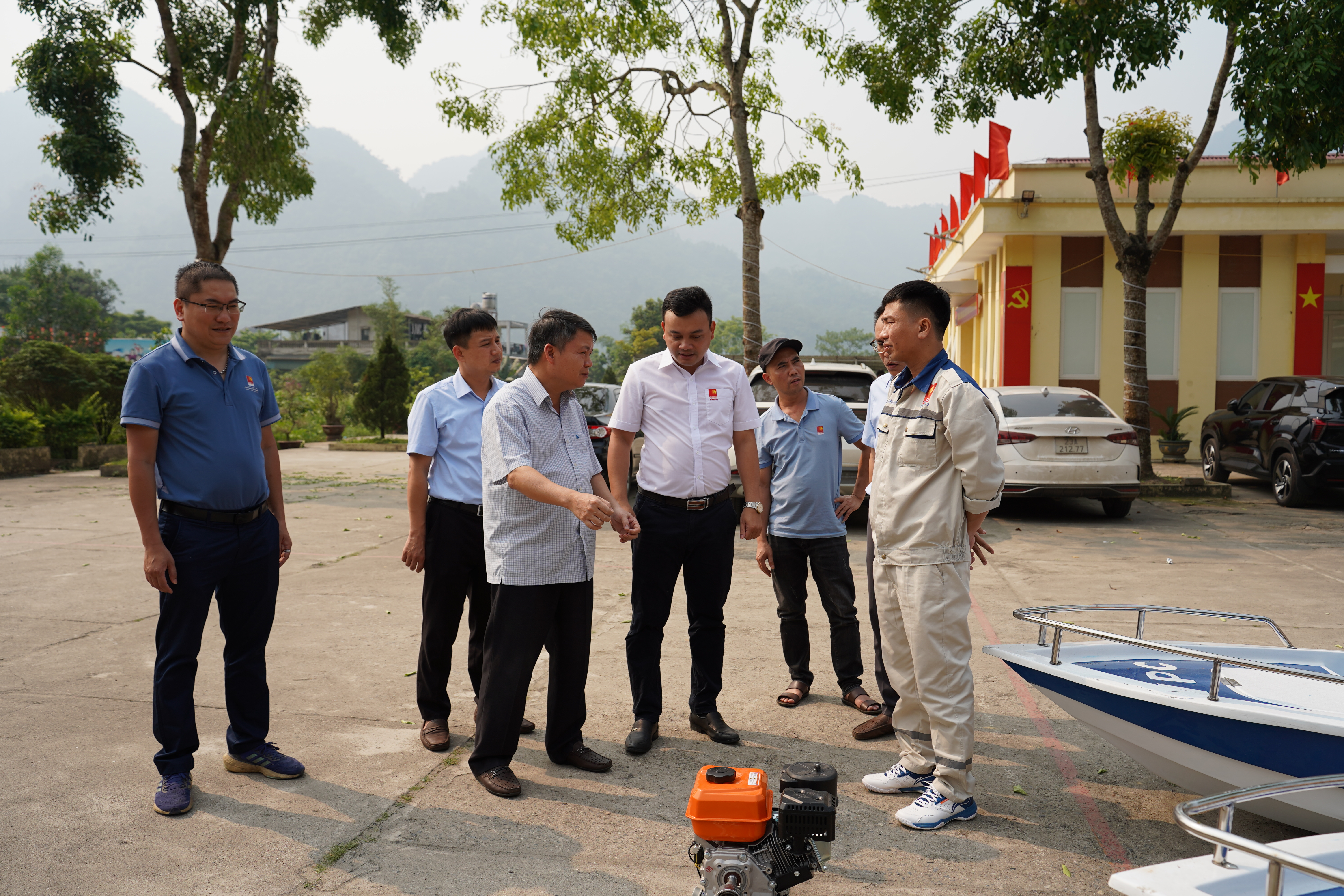         Công ty Thuỷ điện Sông lô 3 và Sông lô 4 trao thuyền cho xã Linh Hồ